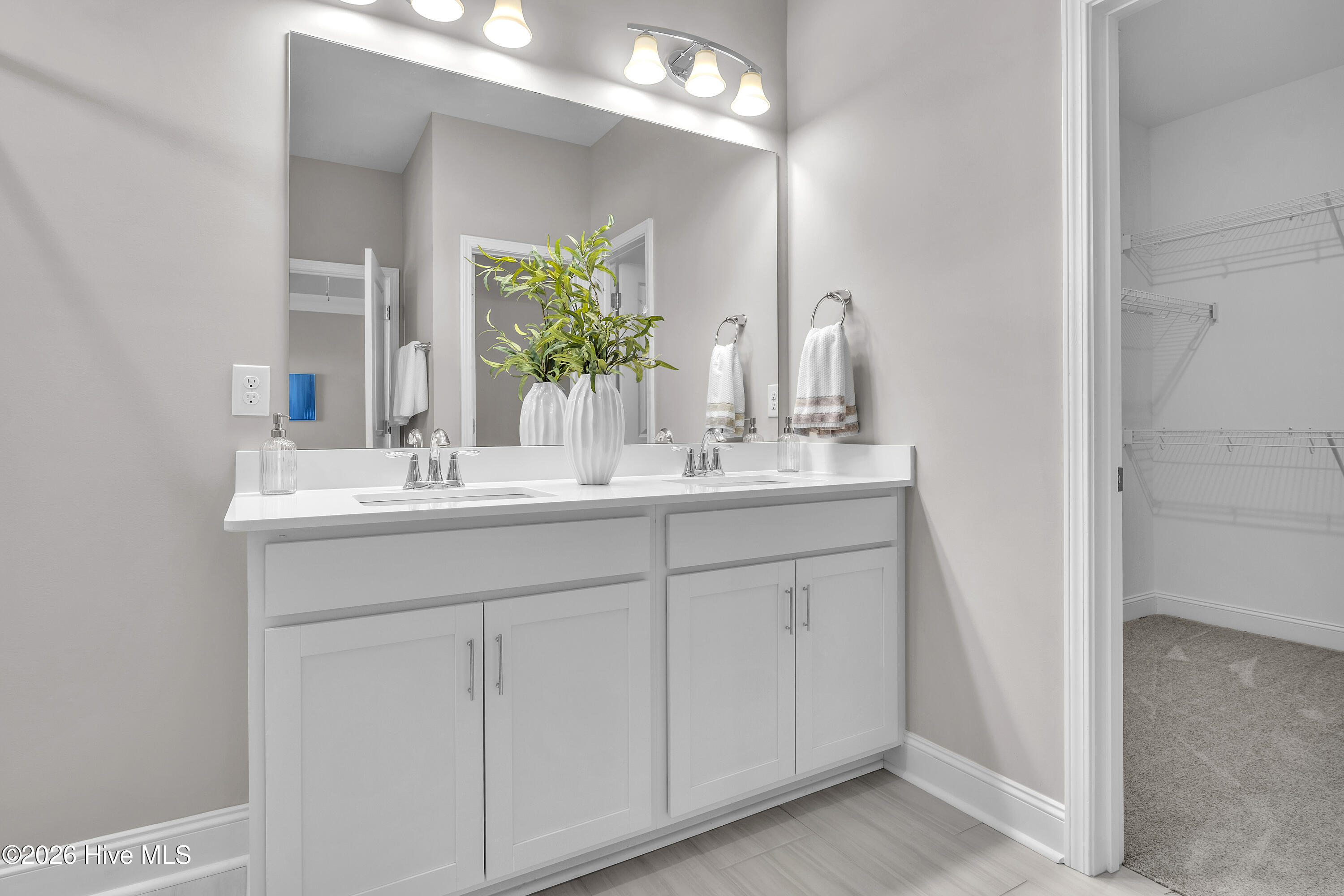 100561005 | Photo 35