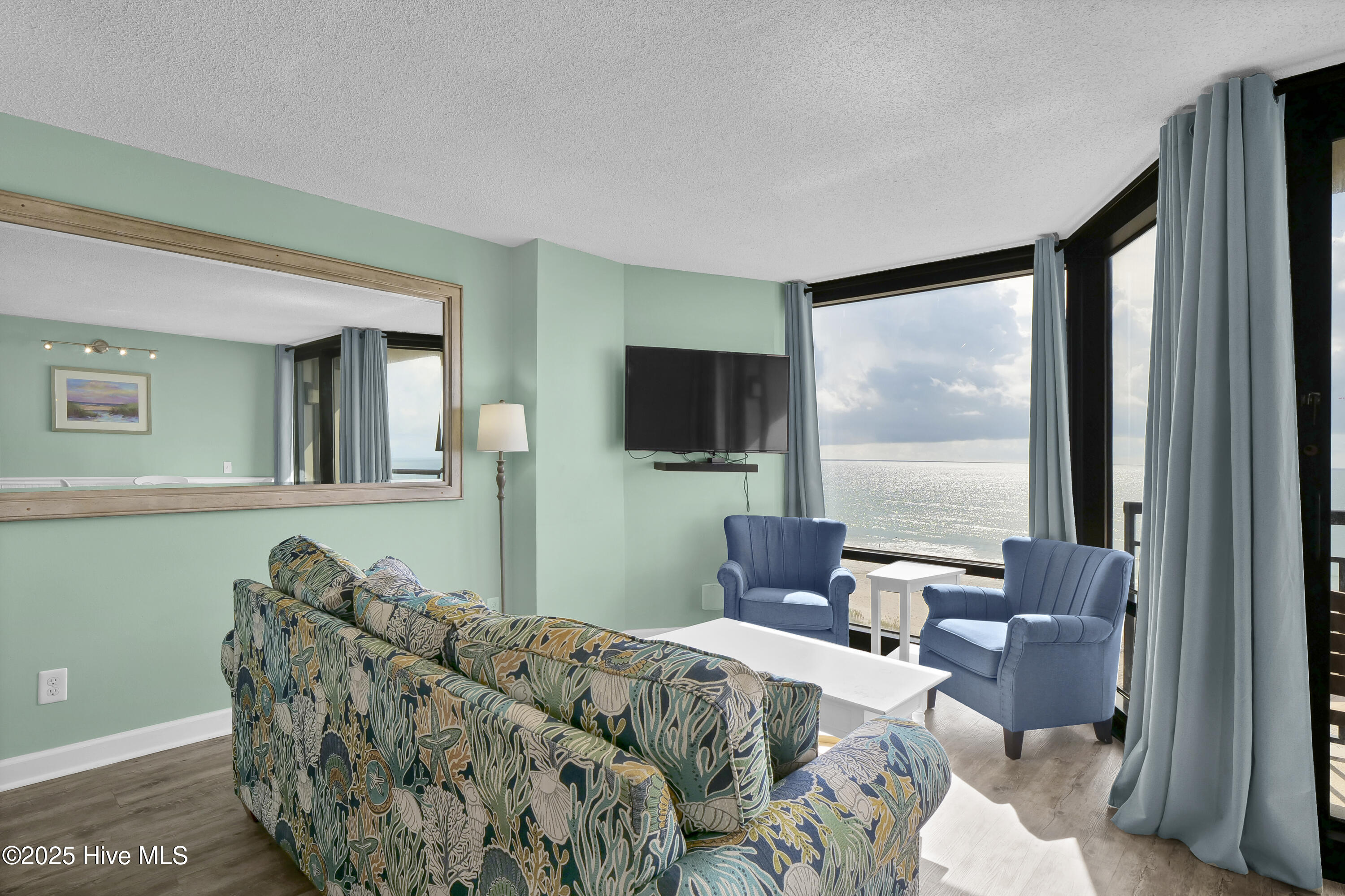 100530116 | Photo 11