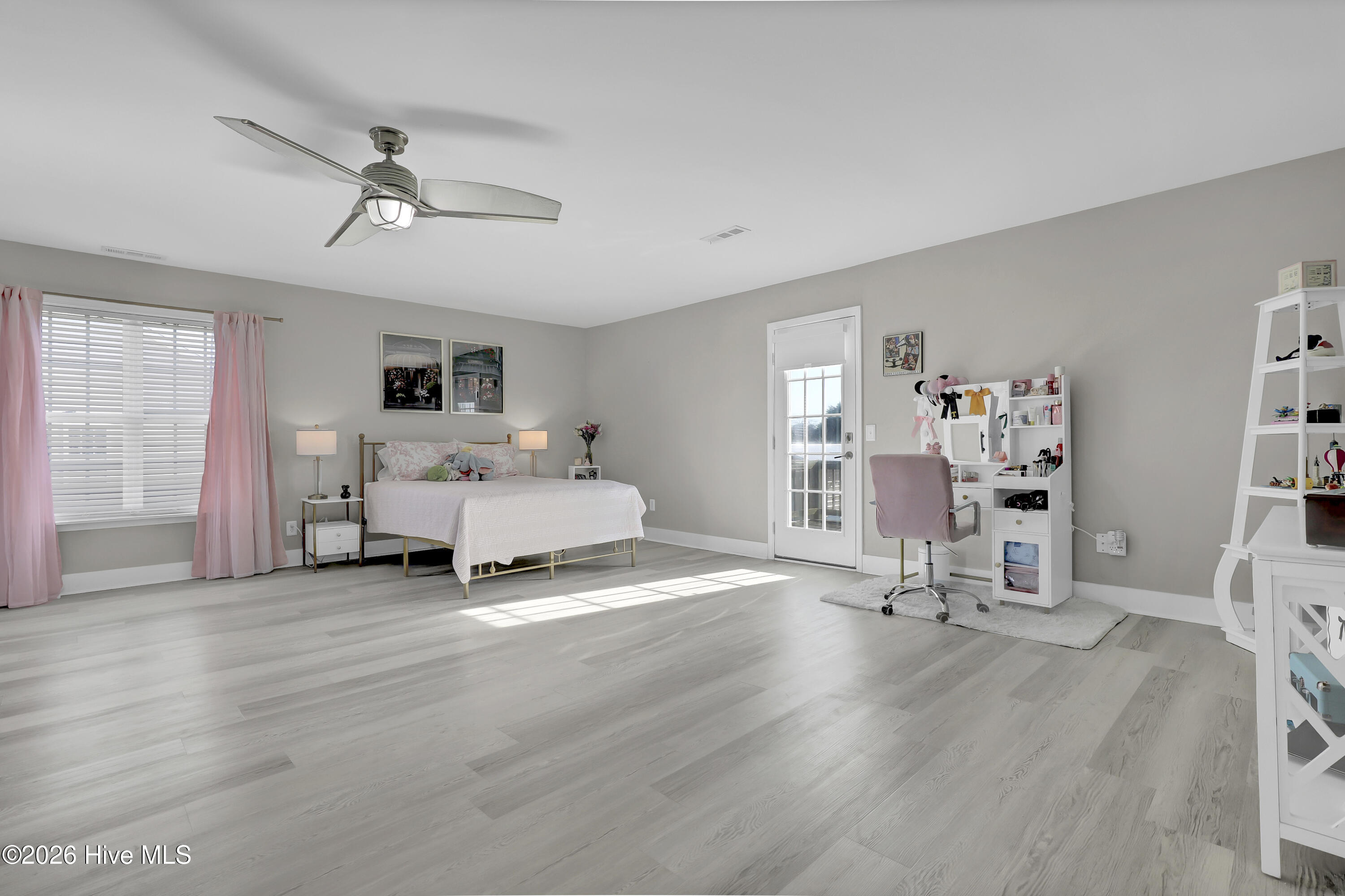 100558777 | Photo 25