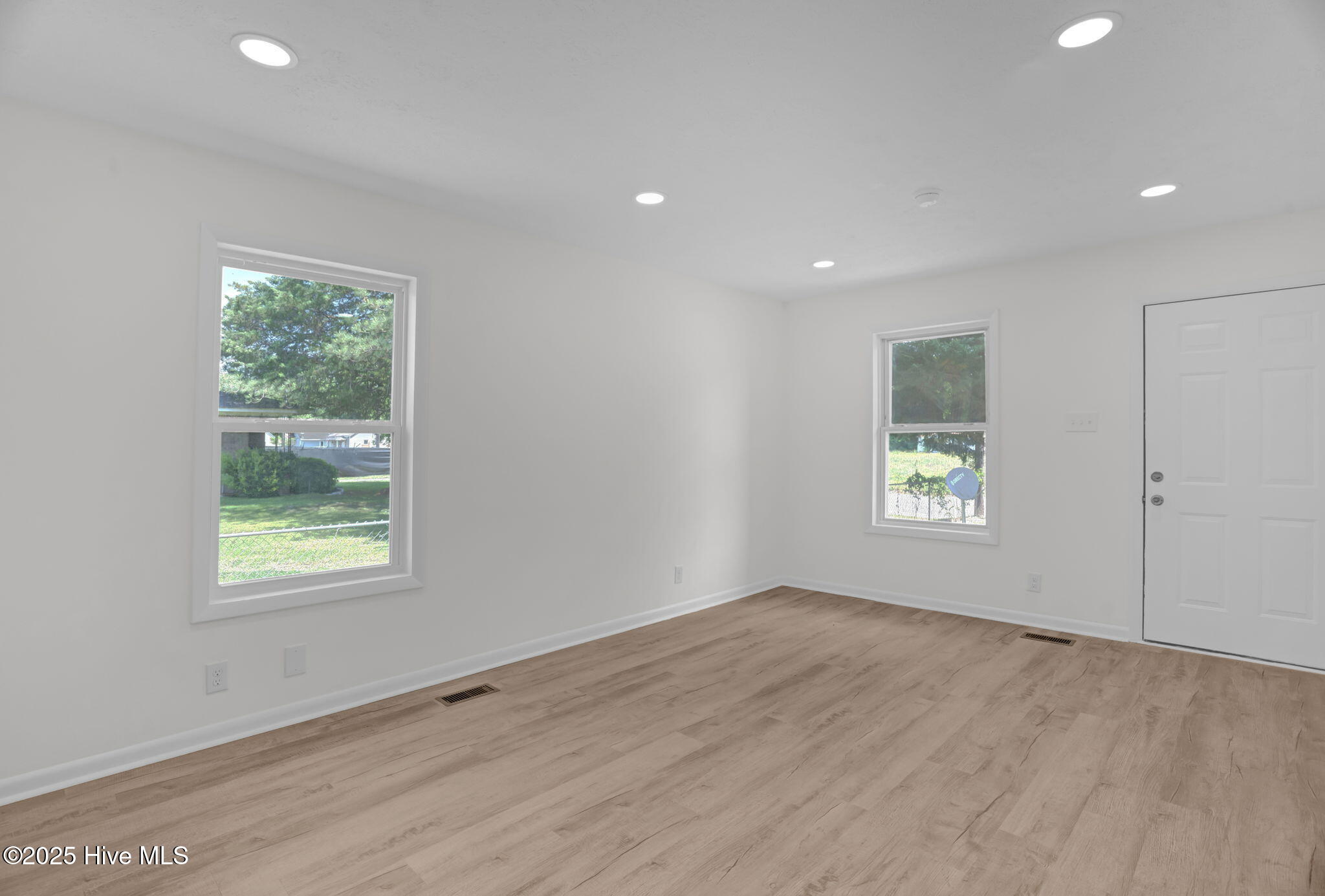 6-web-or-mls-811 Crawford St-6