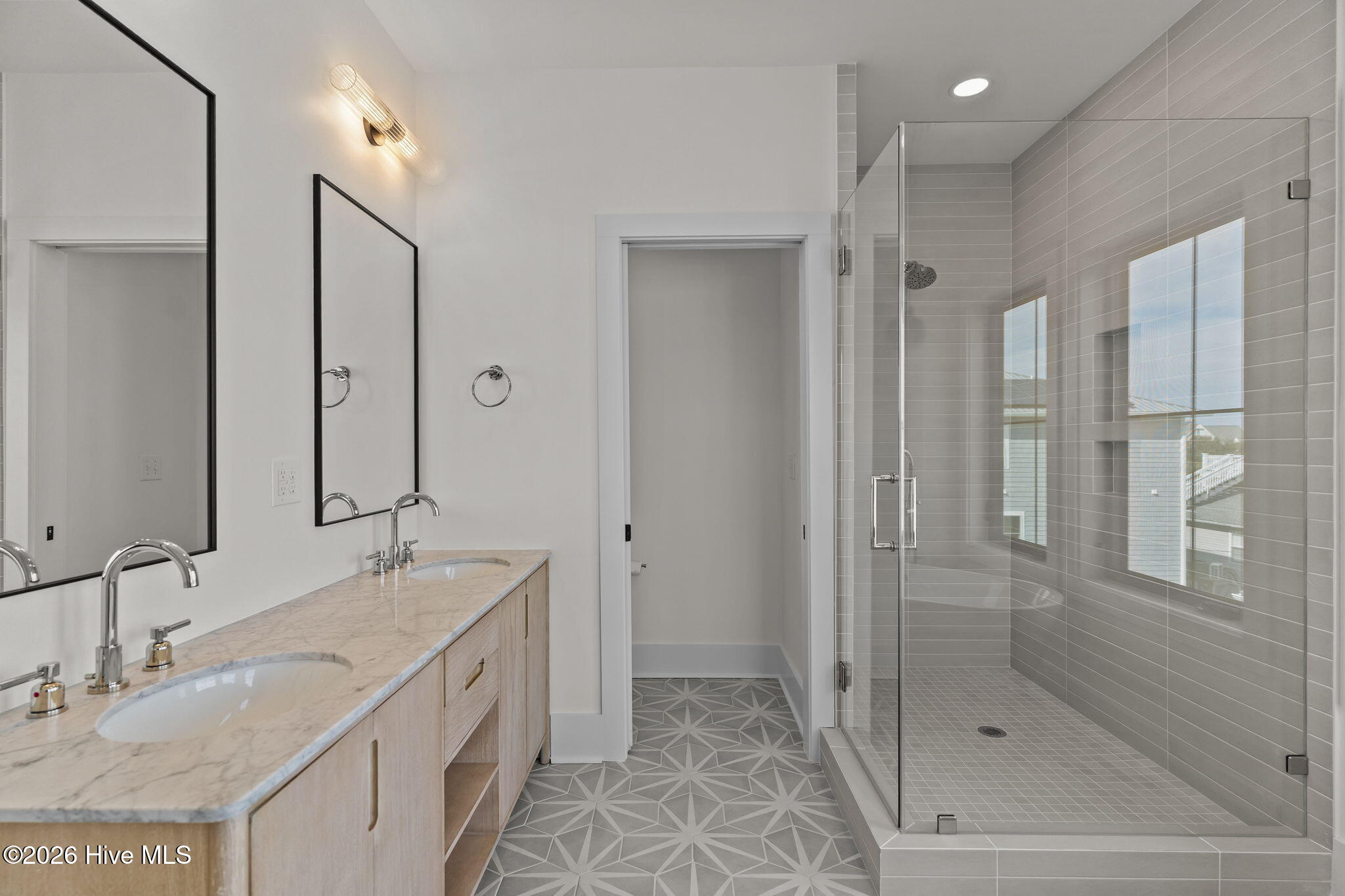 100553287 | Photo 71