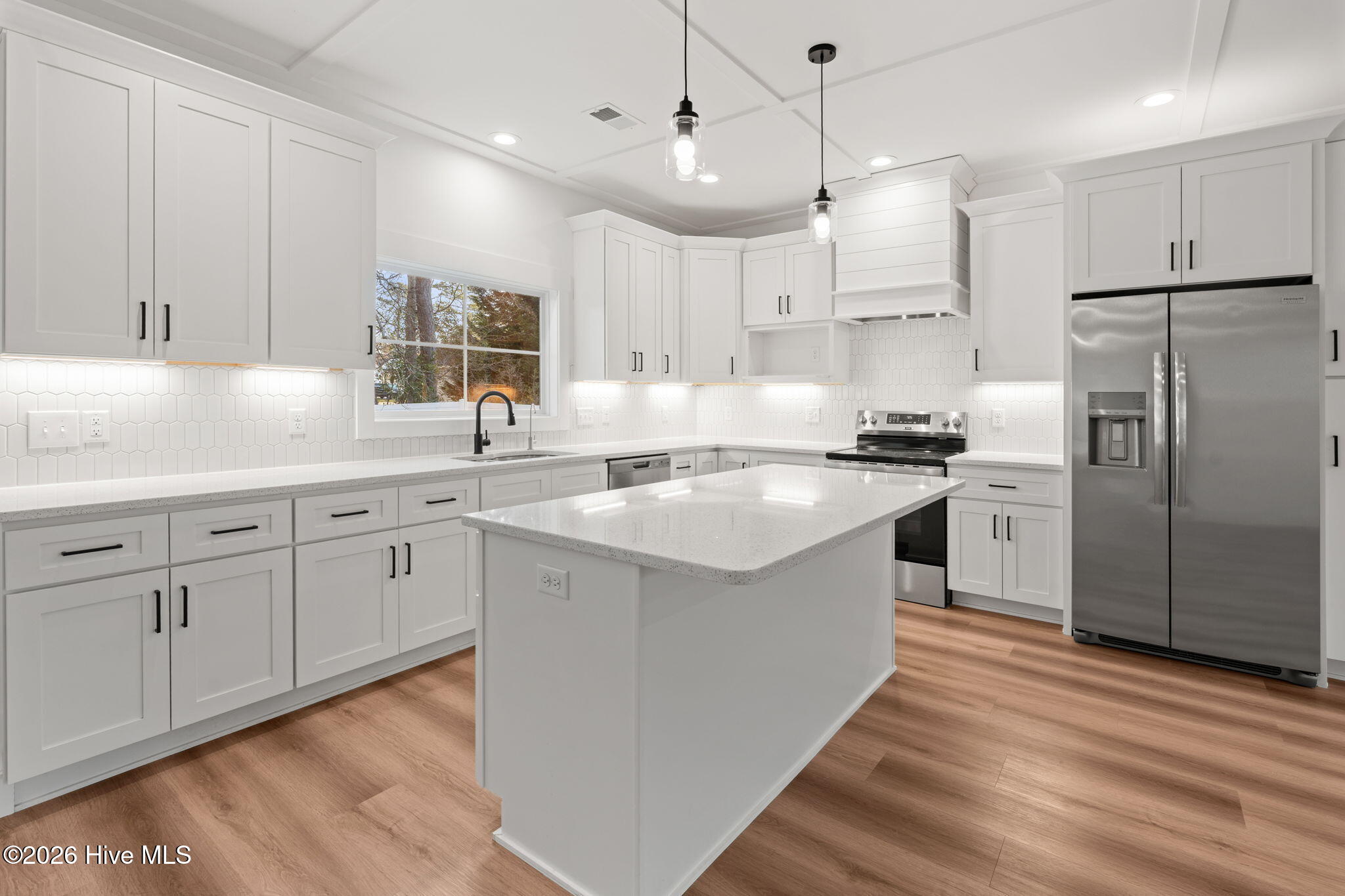 100562670 | Photo 12