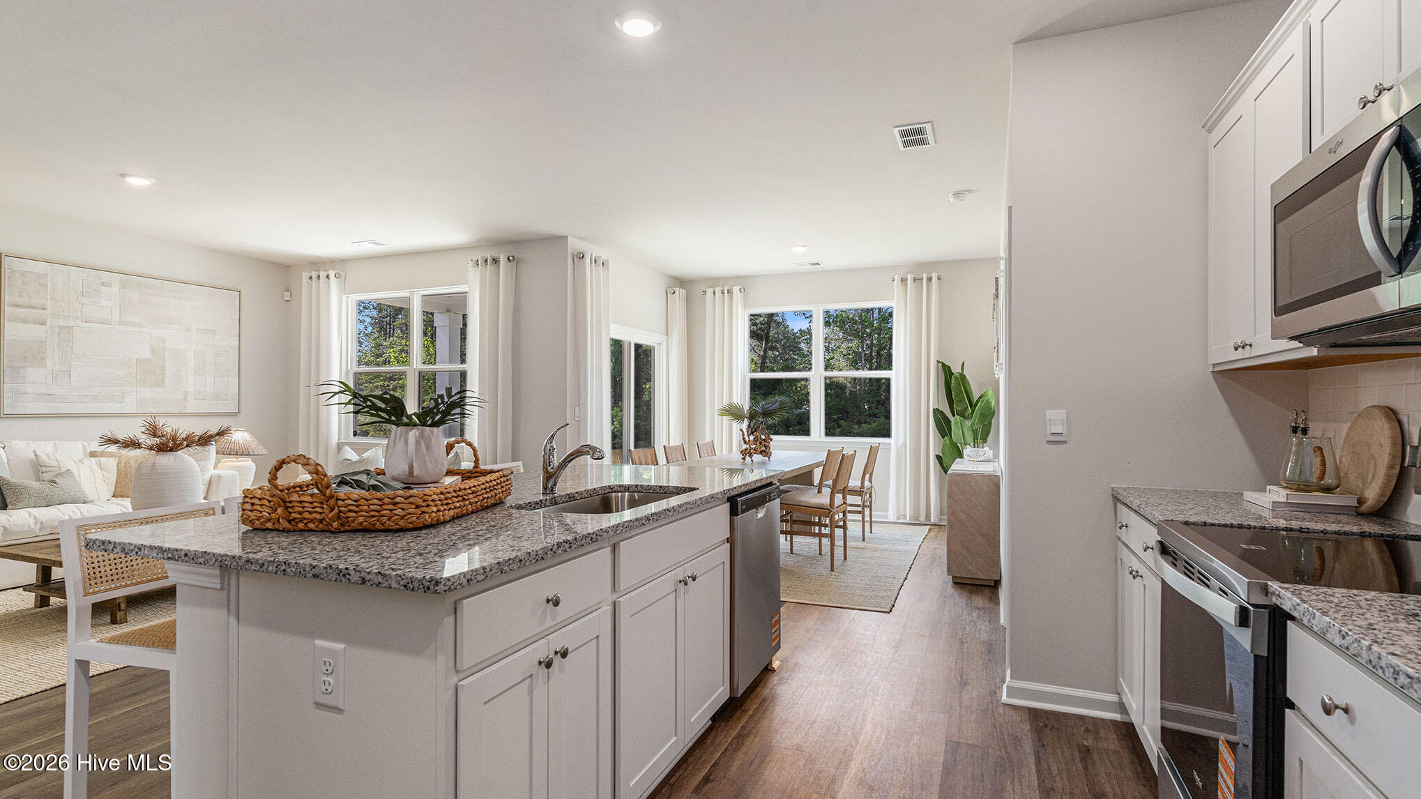 100548930 | Photo 11