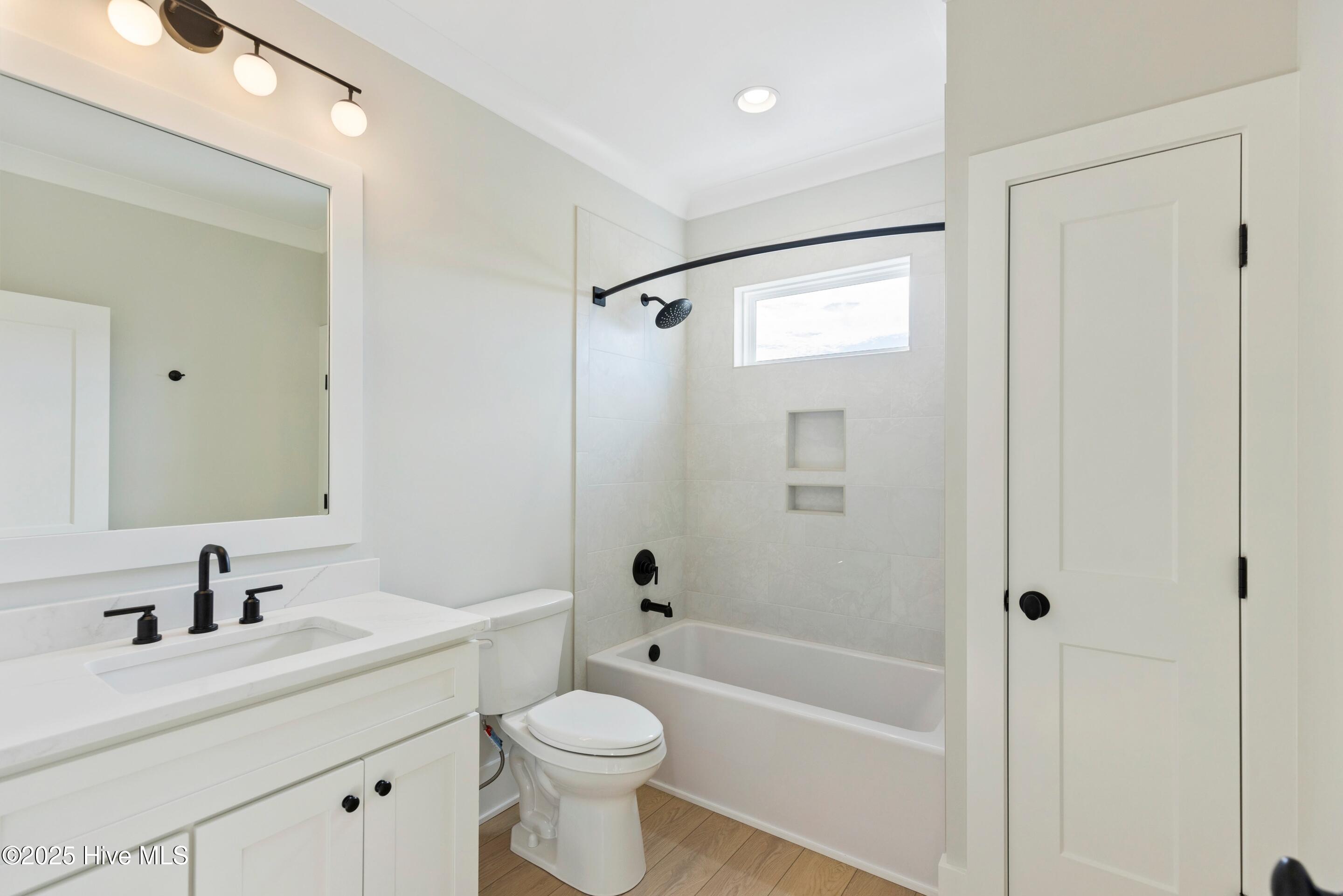 100544880 | Photo 40