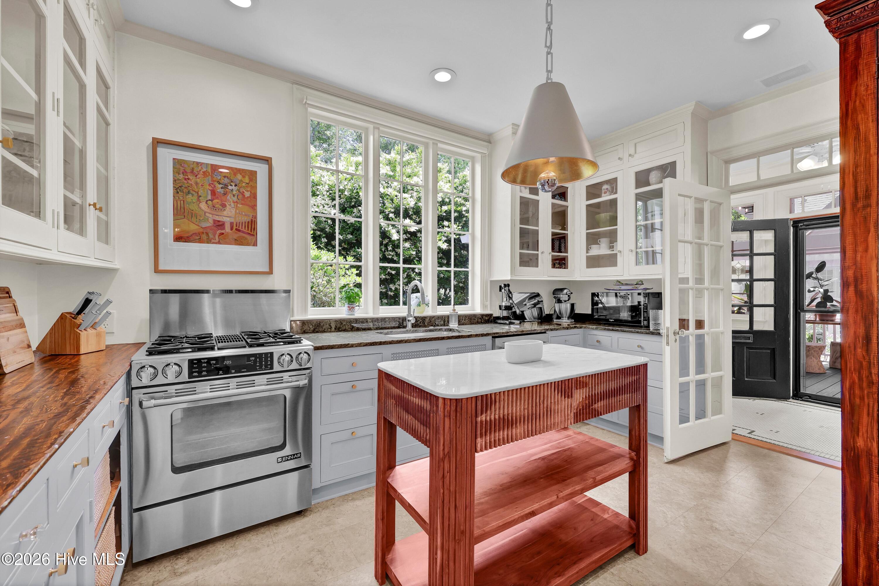 100570649 | Photo 24