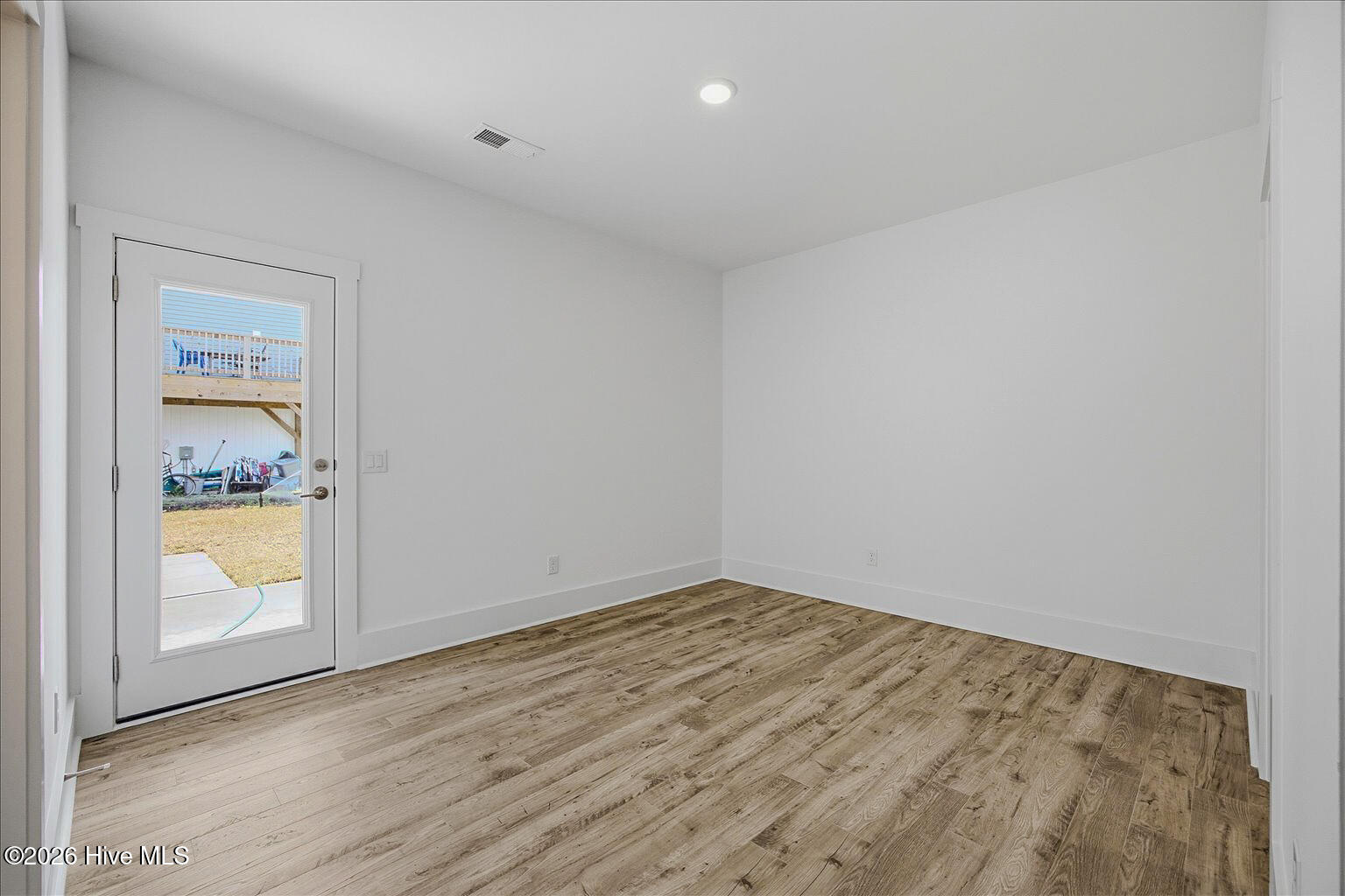 100561873 | Photo 28