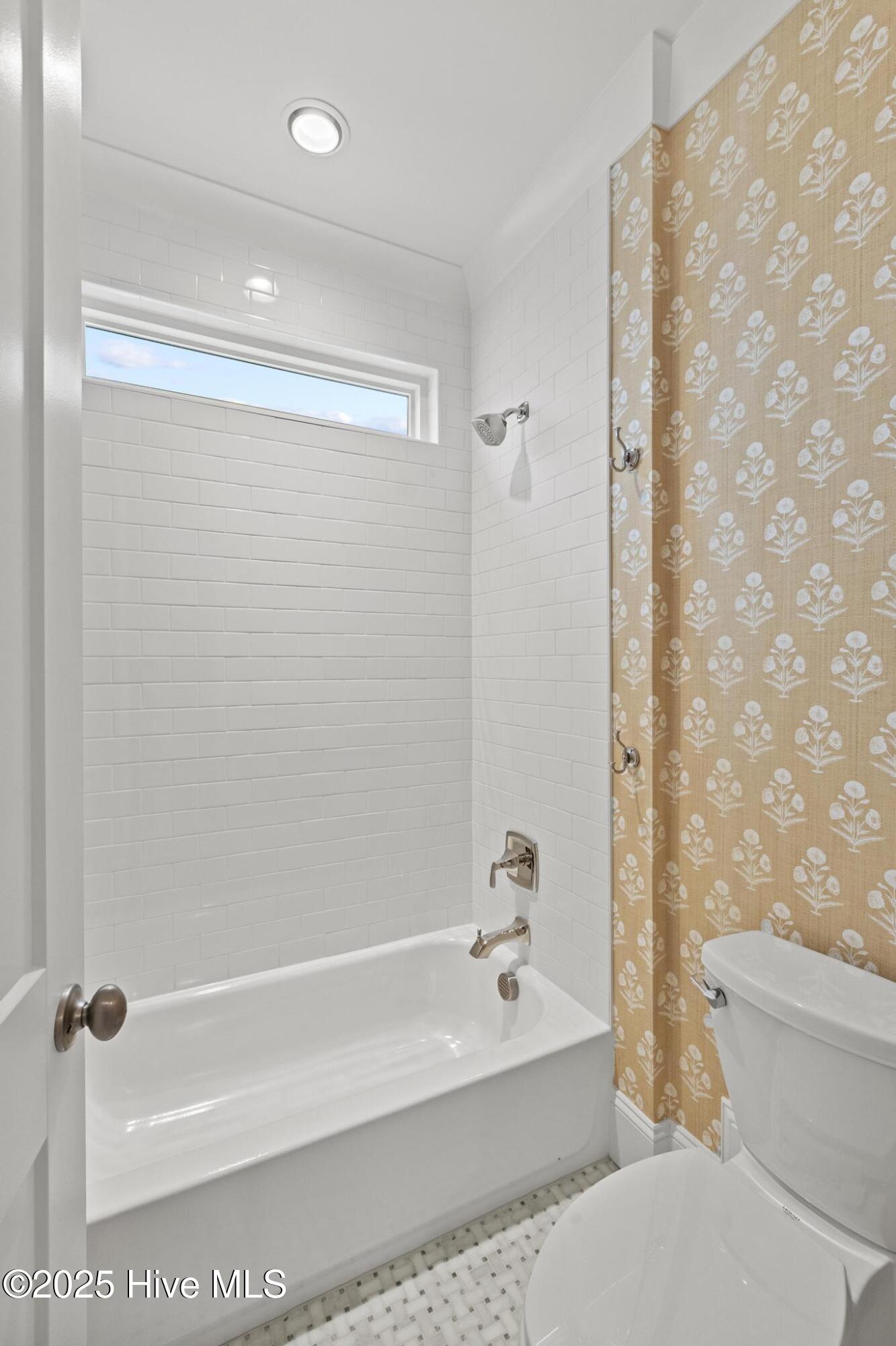 100565849 | Photo 40