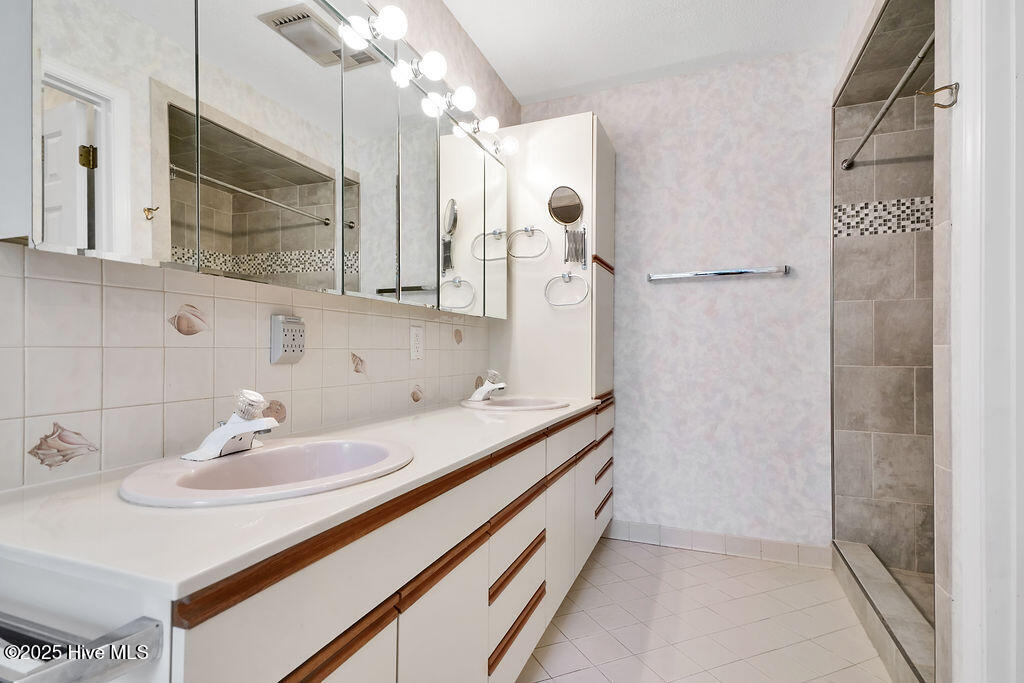 100532776 | Photo 19