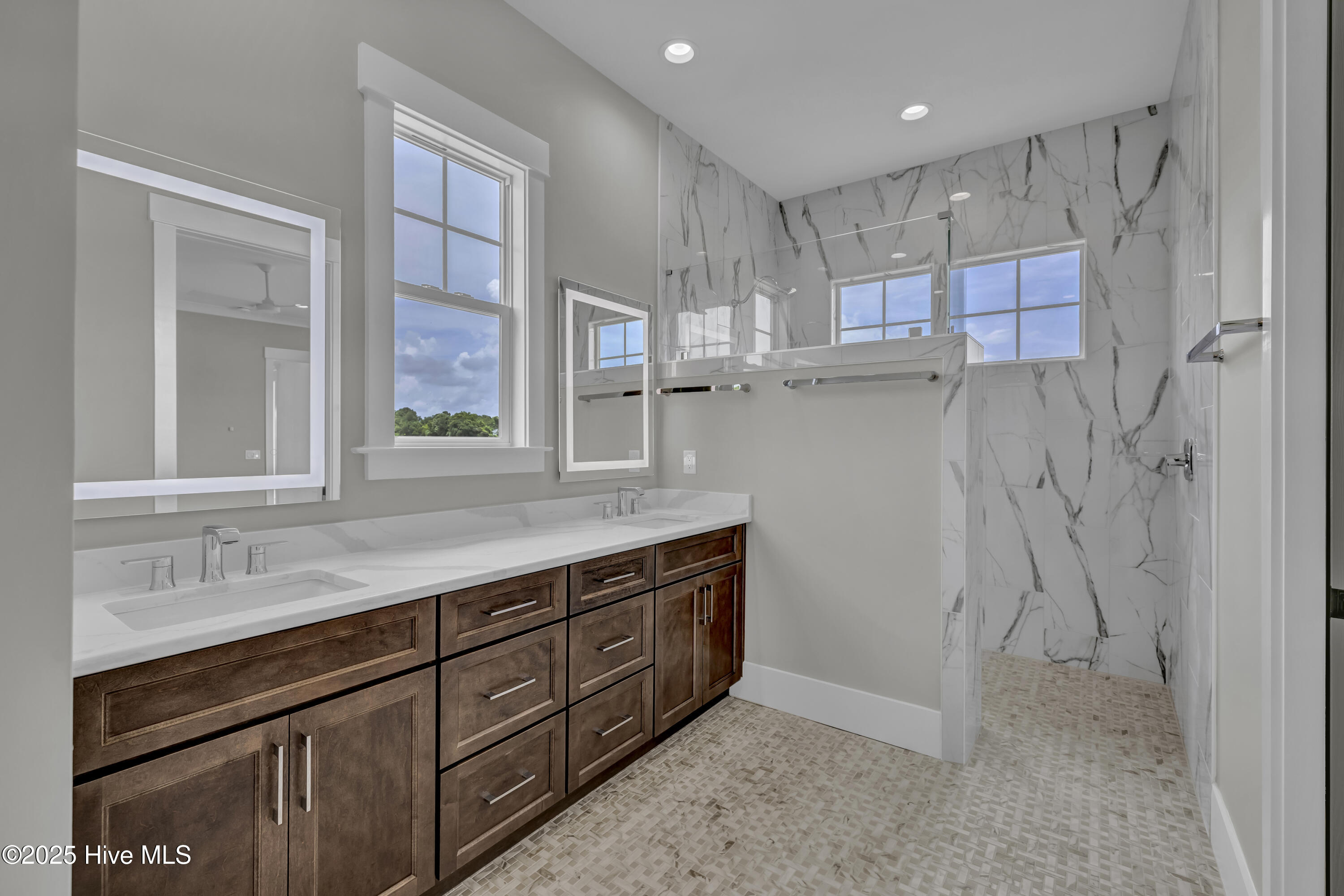 100568013 | Photo 42