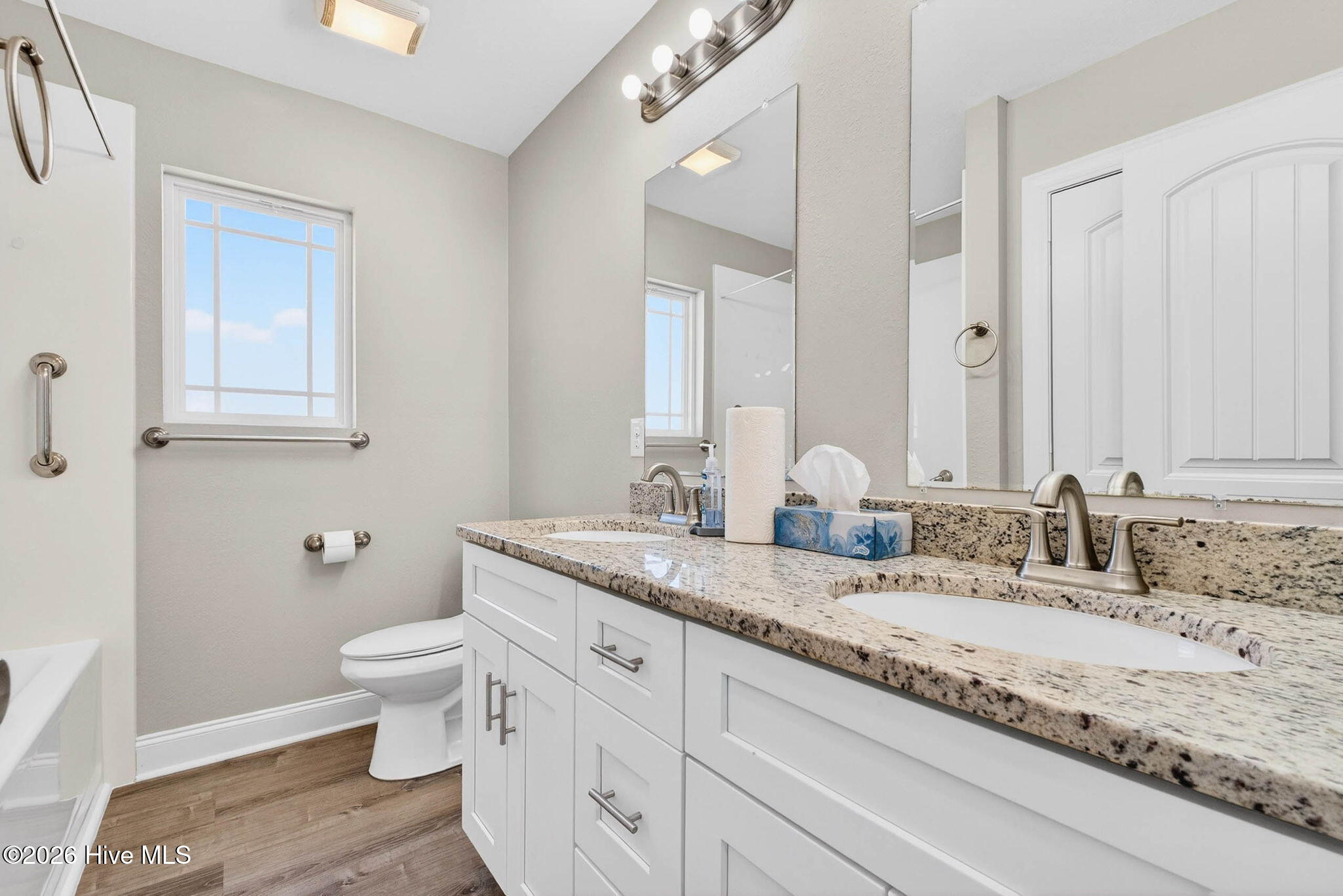 100564948 | Photo 43