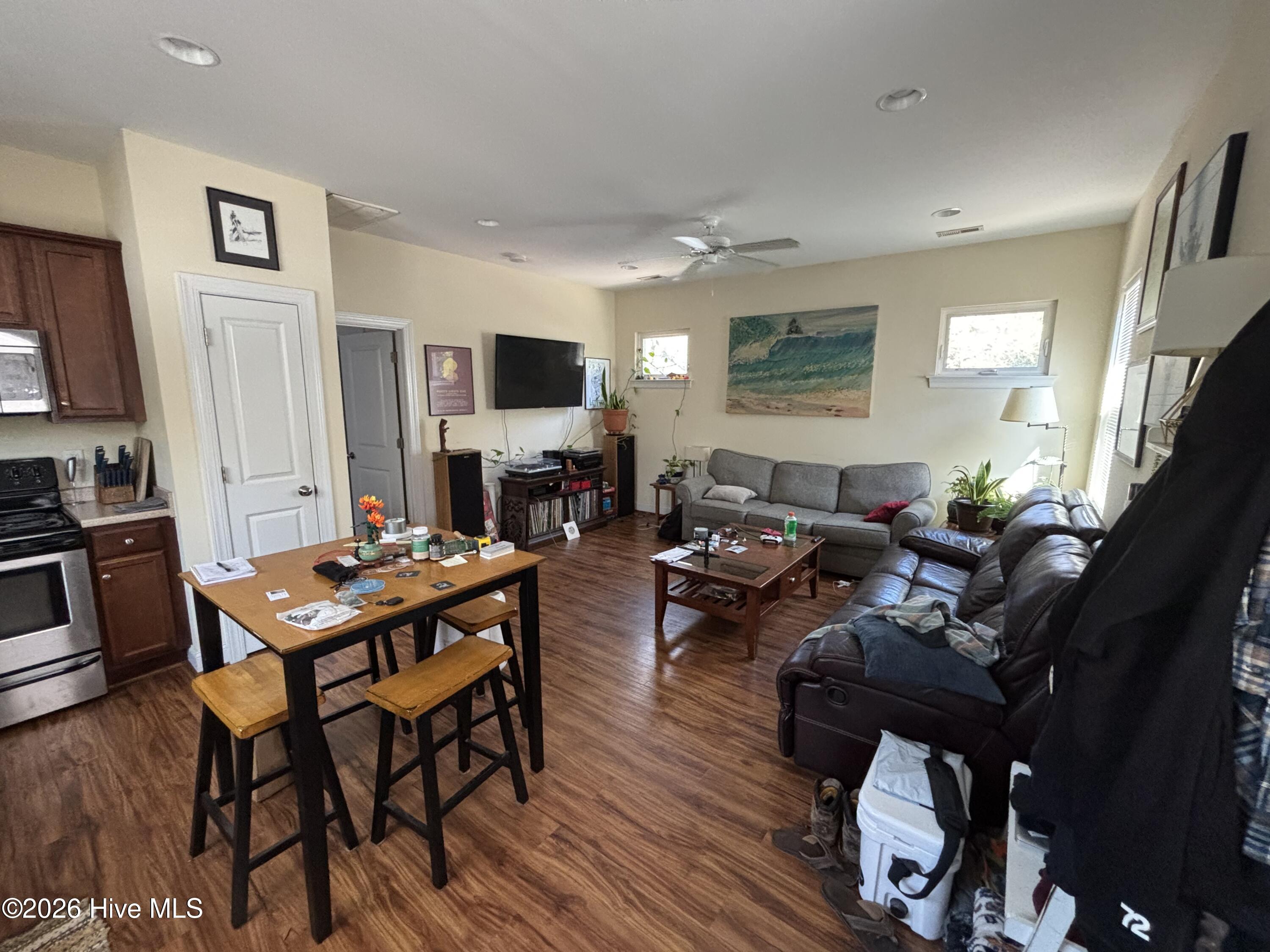 100561004 | Photo 32