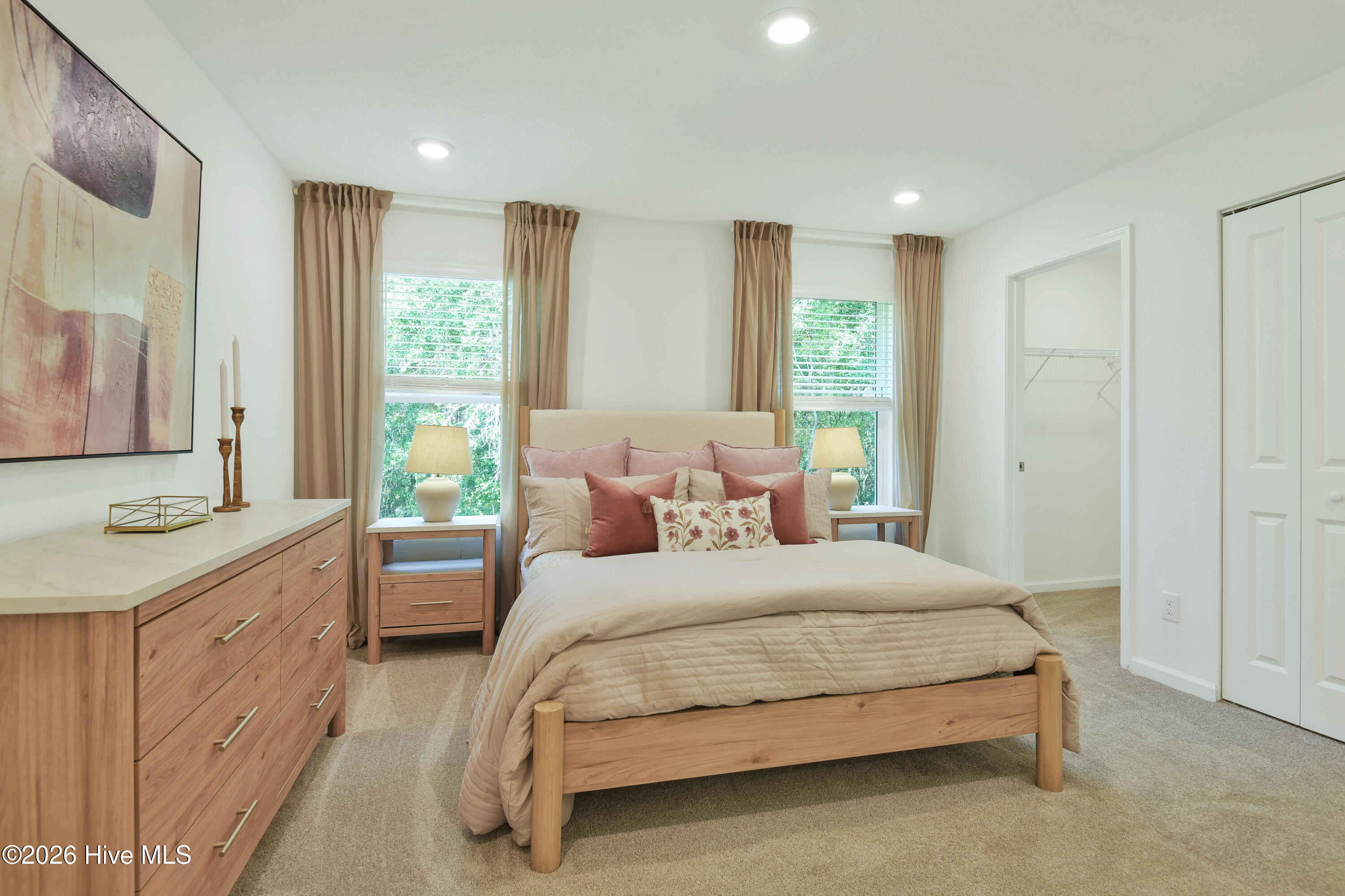 100560405 | Photo 11