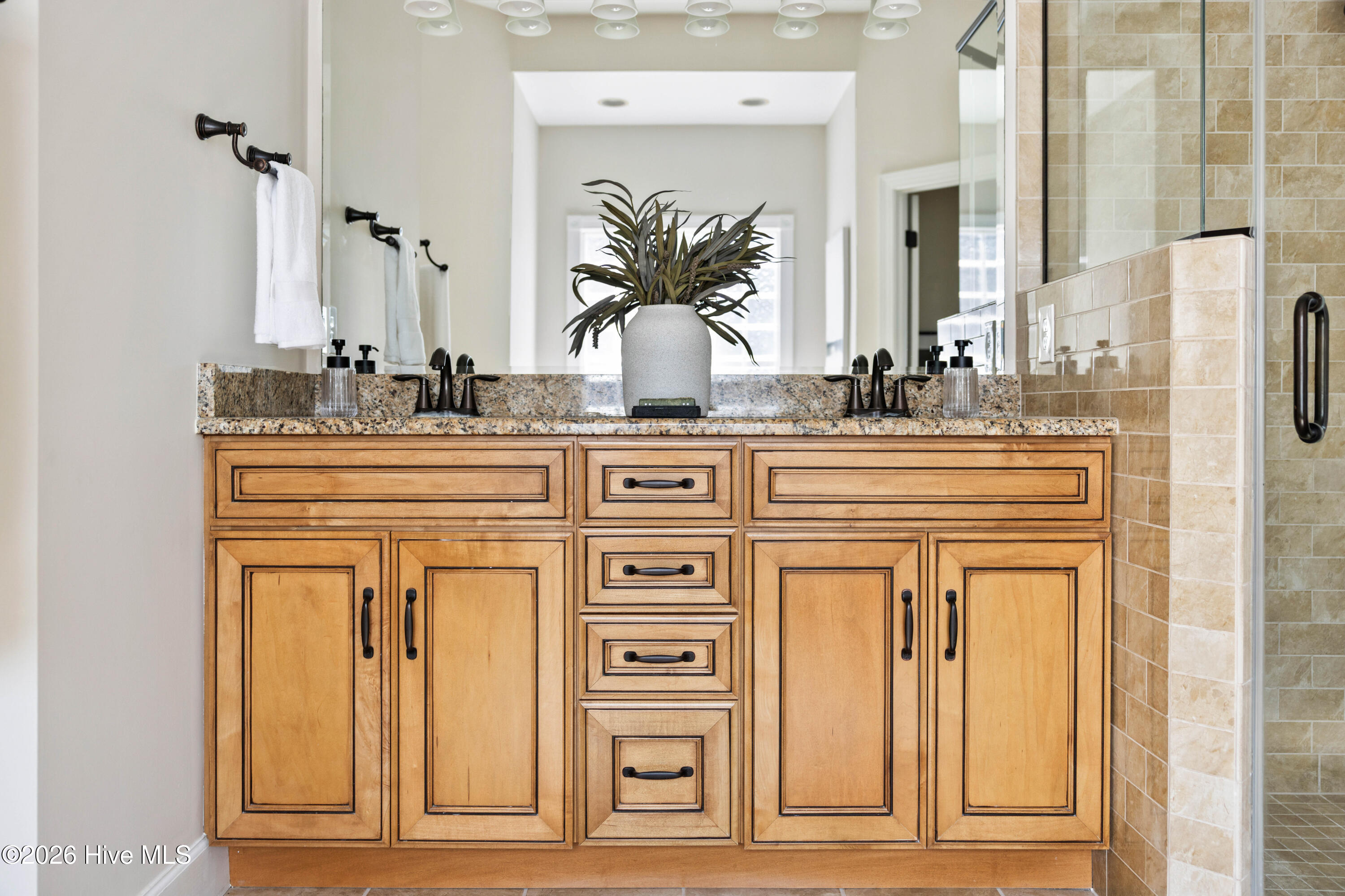 100560916 | Photo 45