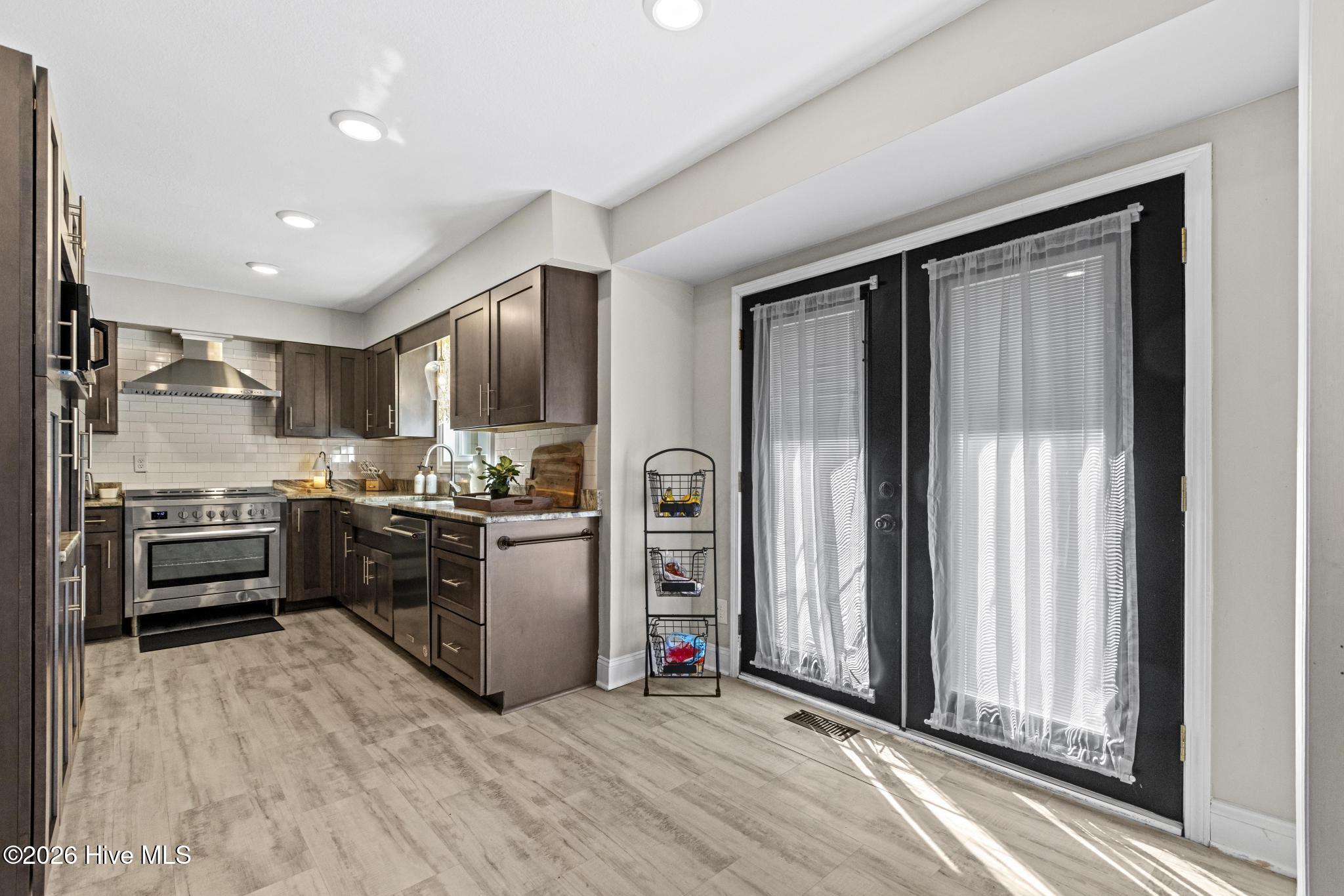 100568439 | Photo 18