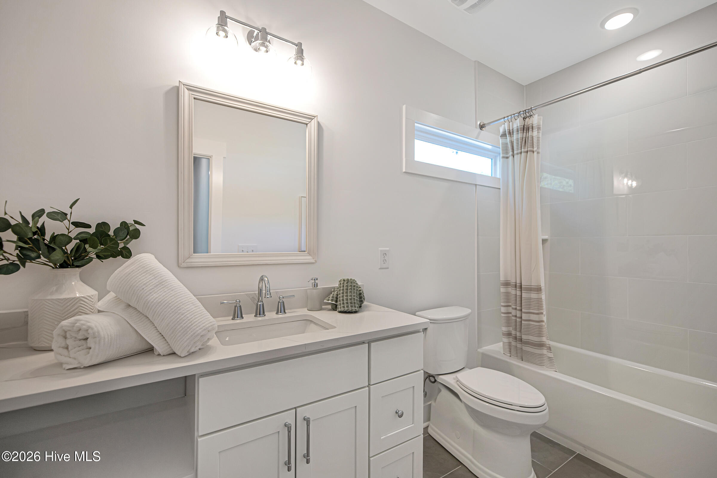 100566497 | Photo 13