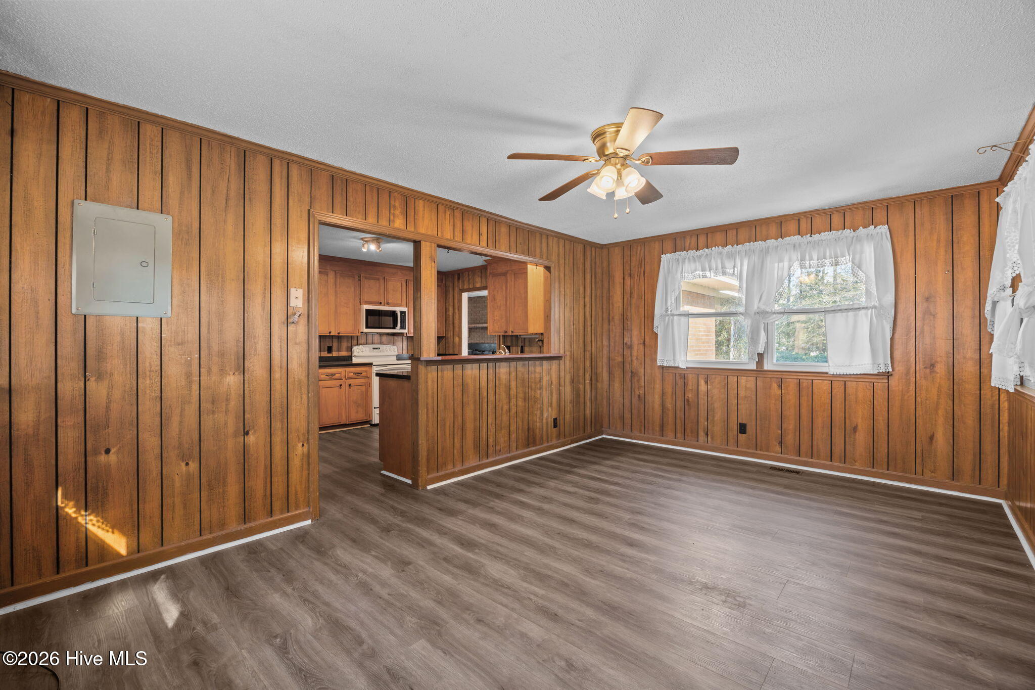 100559935 | Photo 24