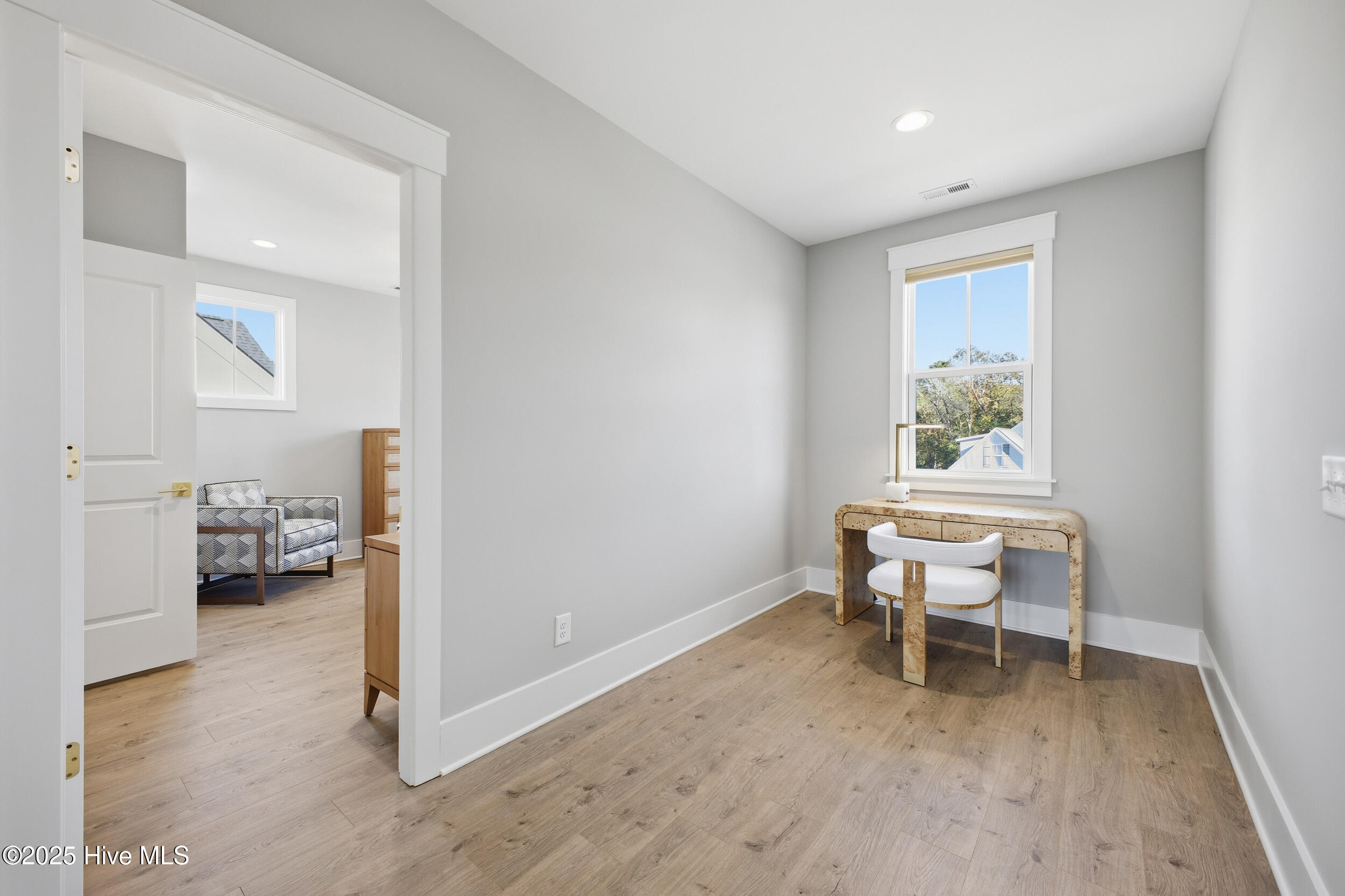 100540842 | Photo 50