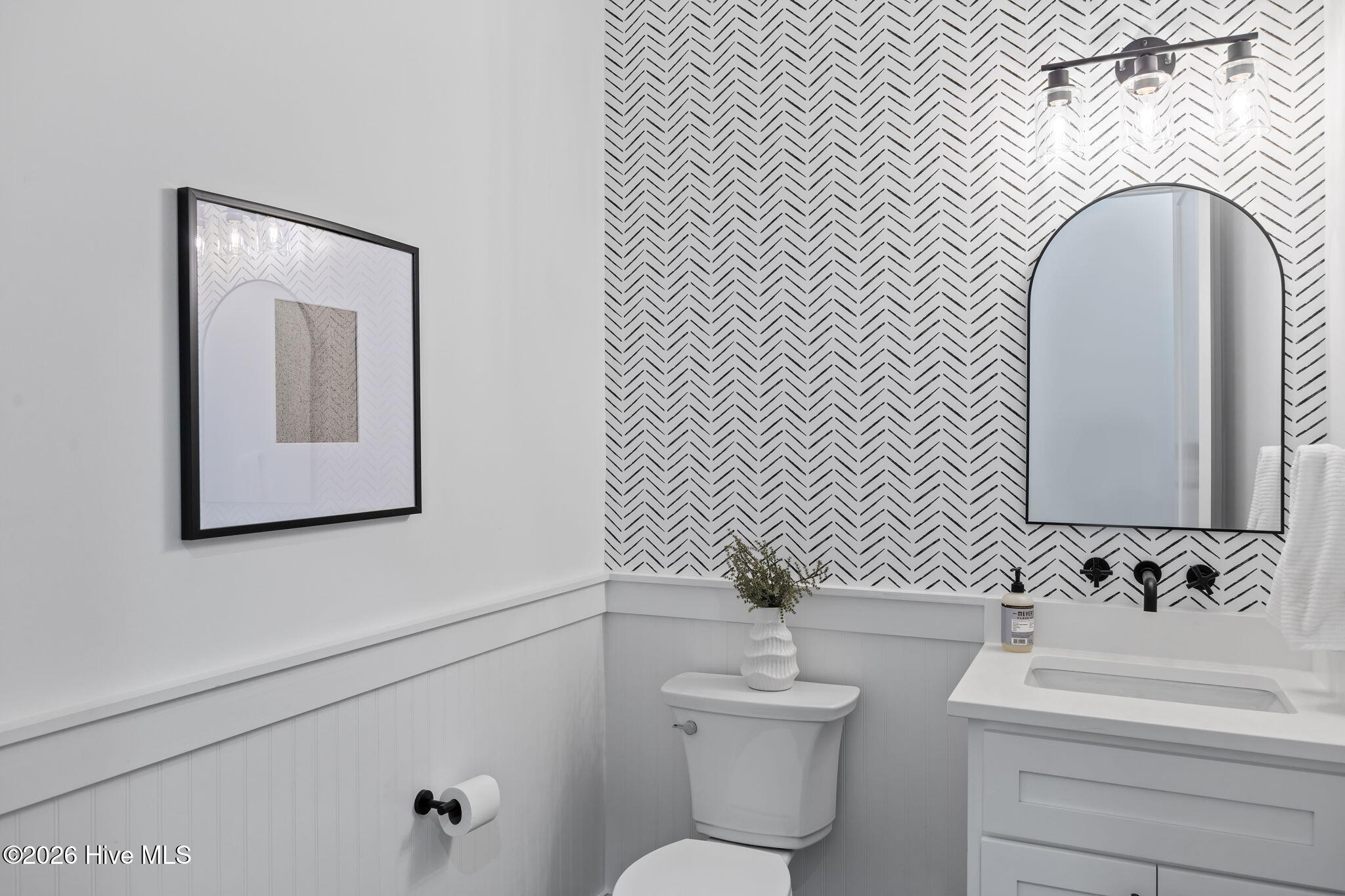 100561679 | Photo 24