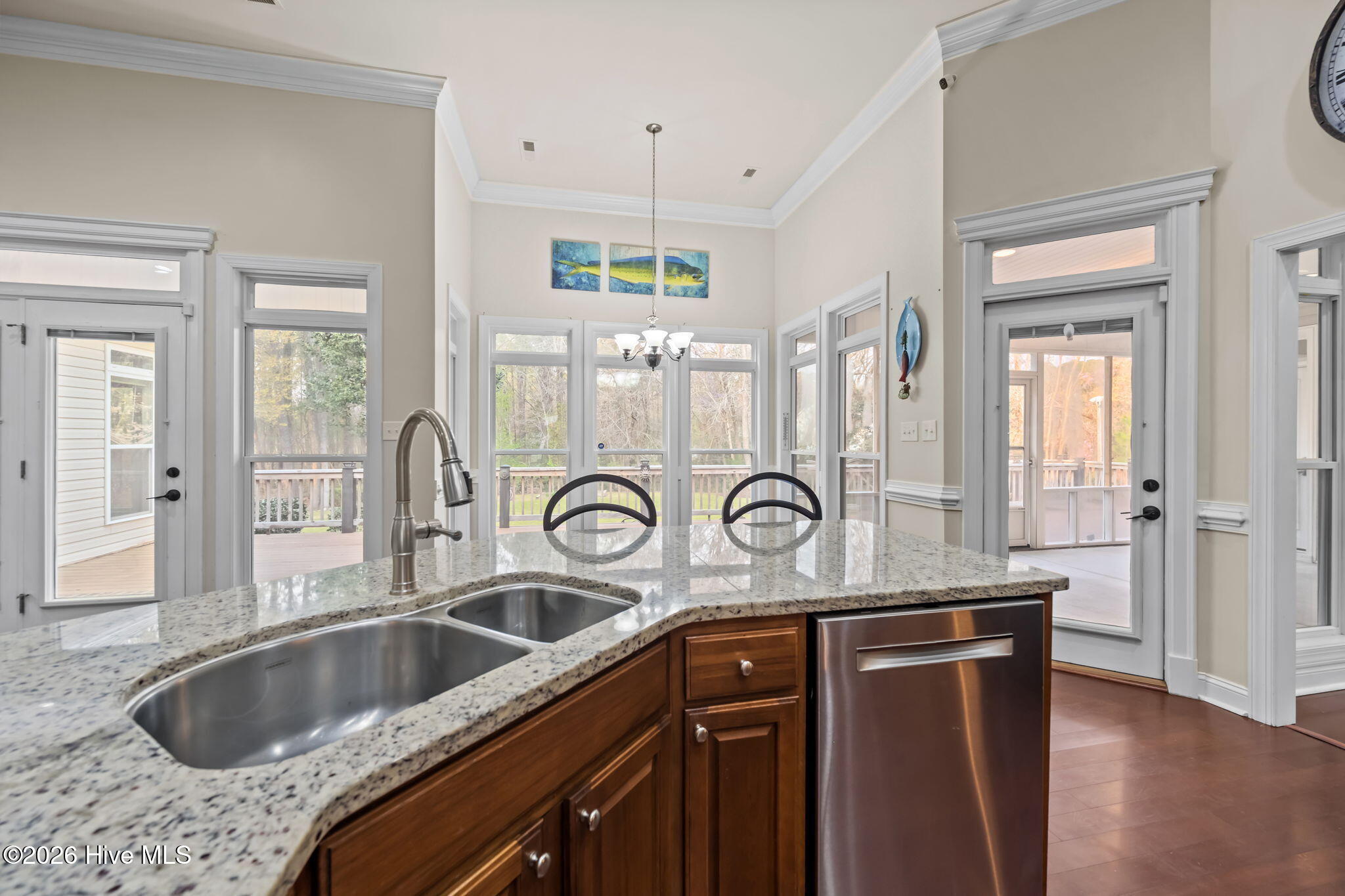 100562533 | Photo 24