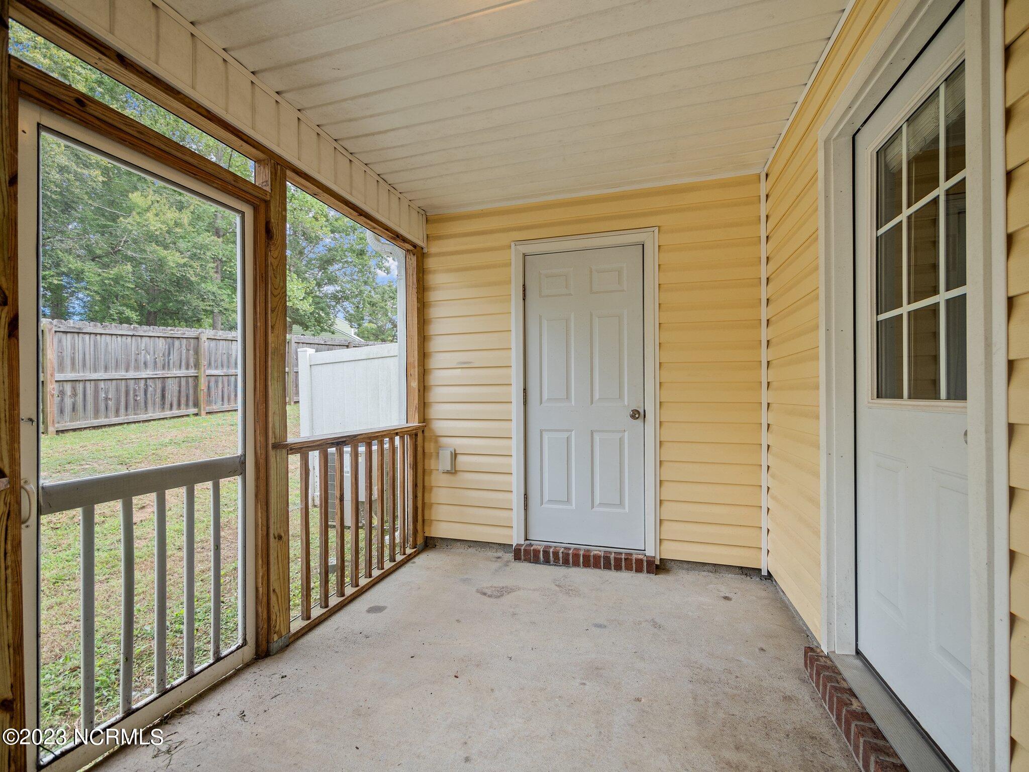 100560700 | Photo 18