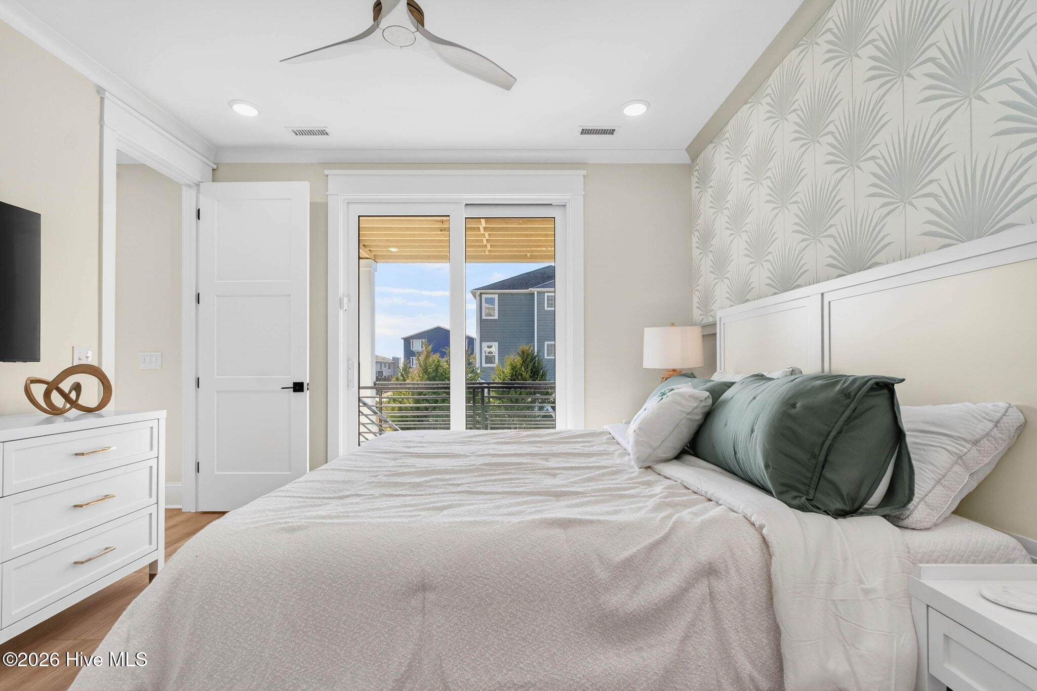 100570262 | Photo 55