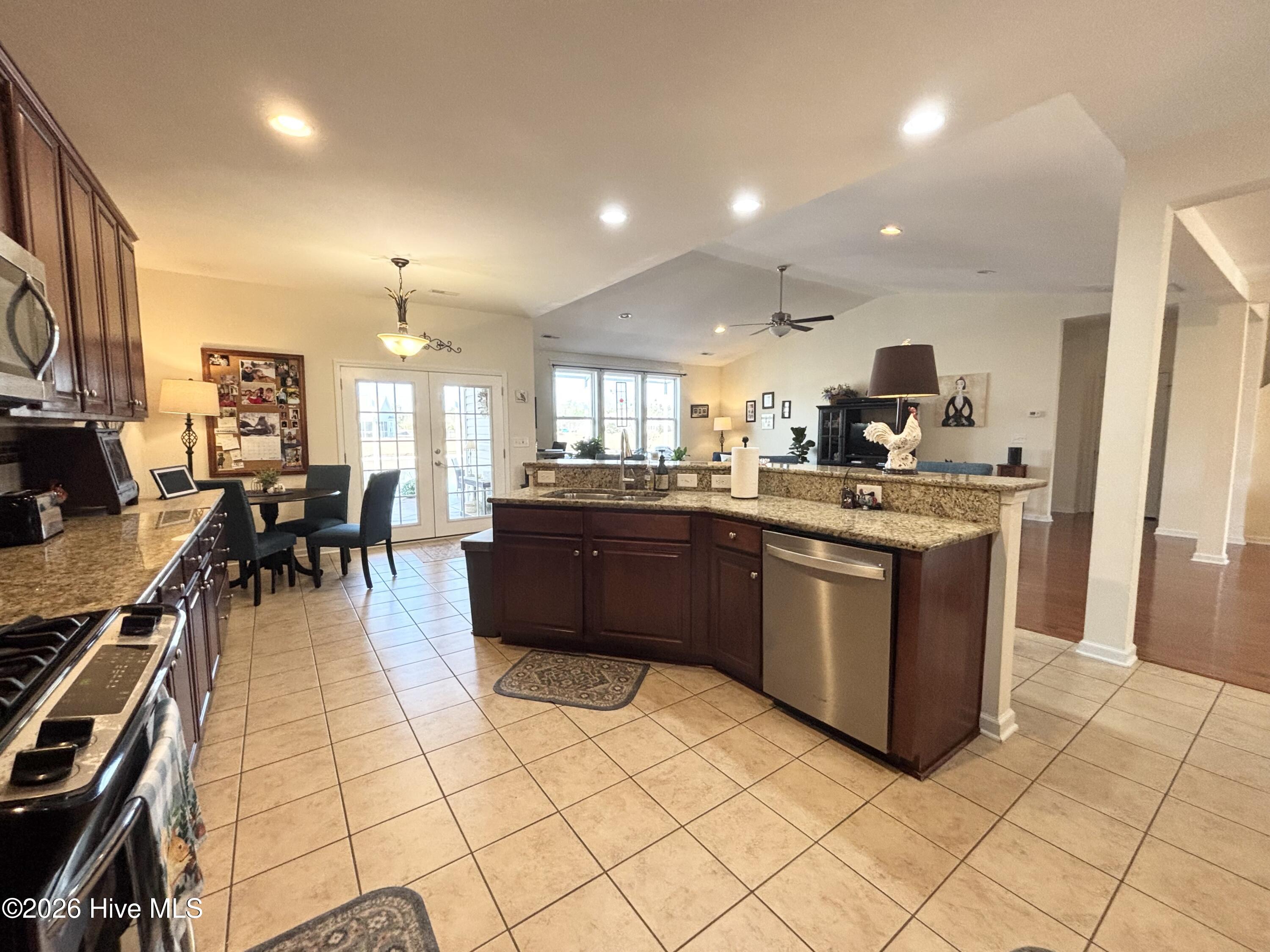 100550059 | Photo 10