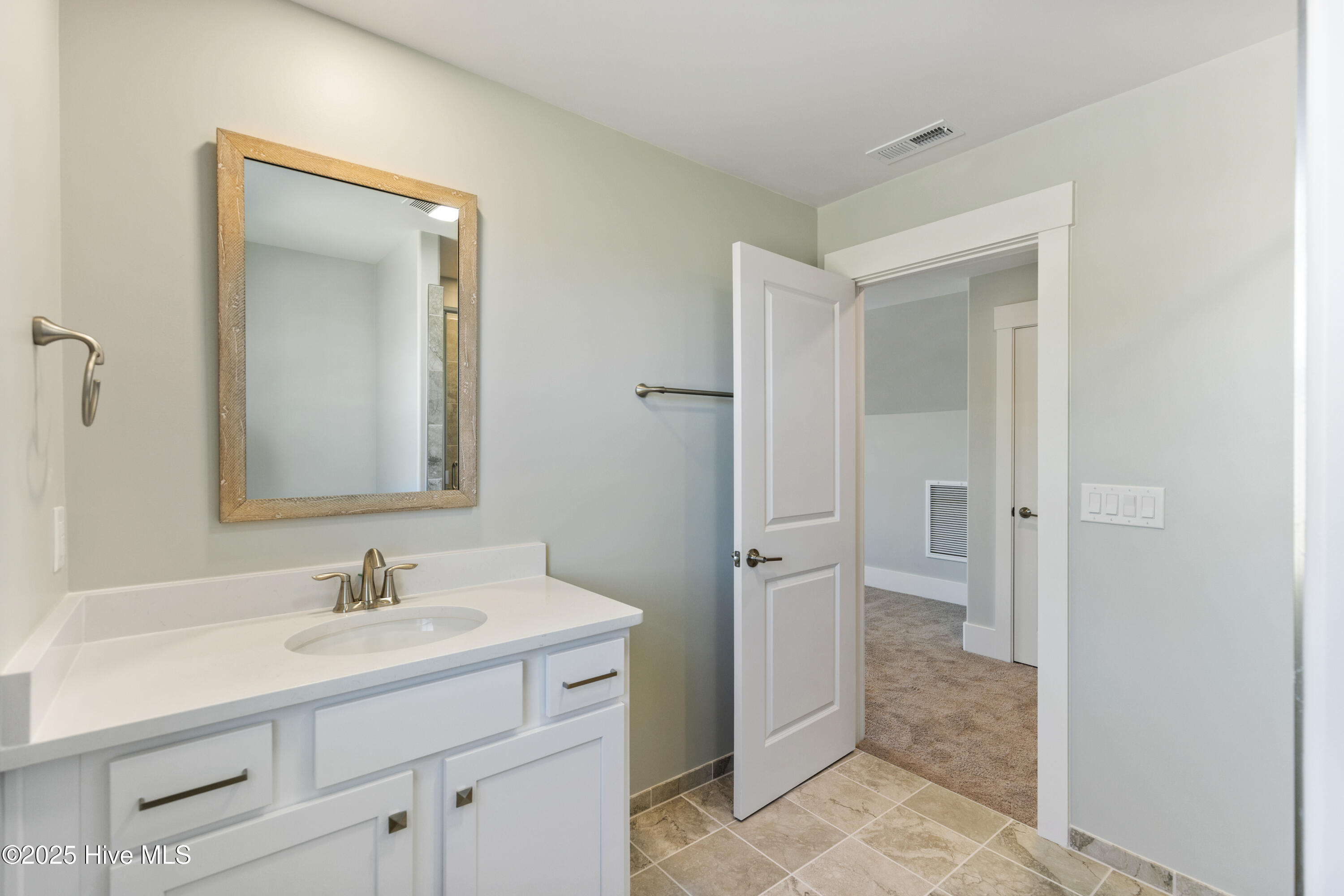 100557936 | Photo 33