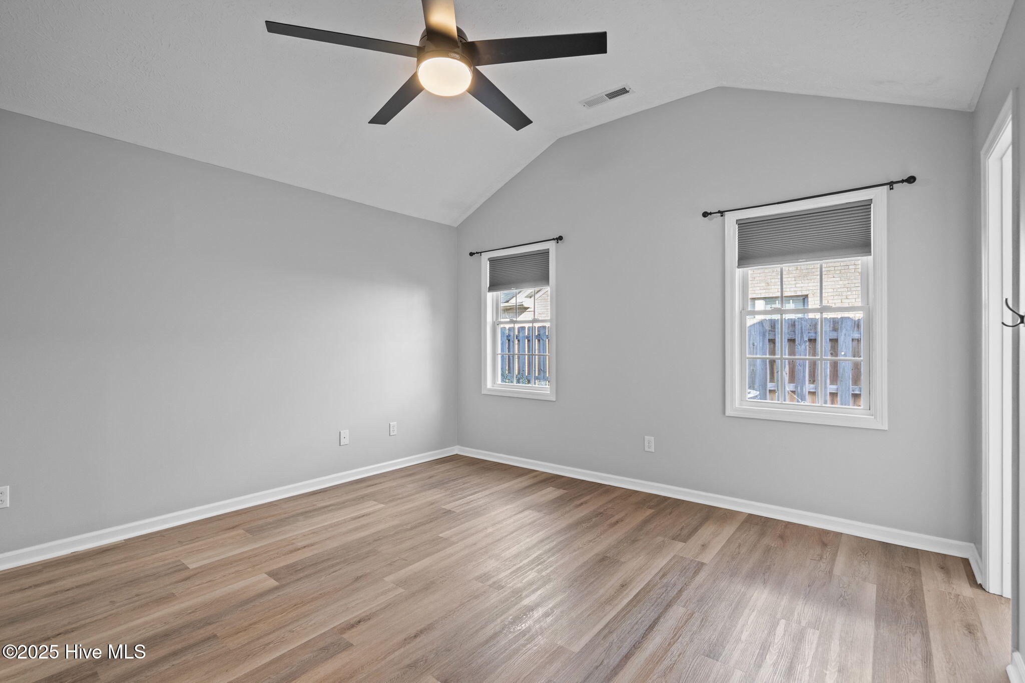 100540163 | Photo 16