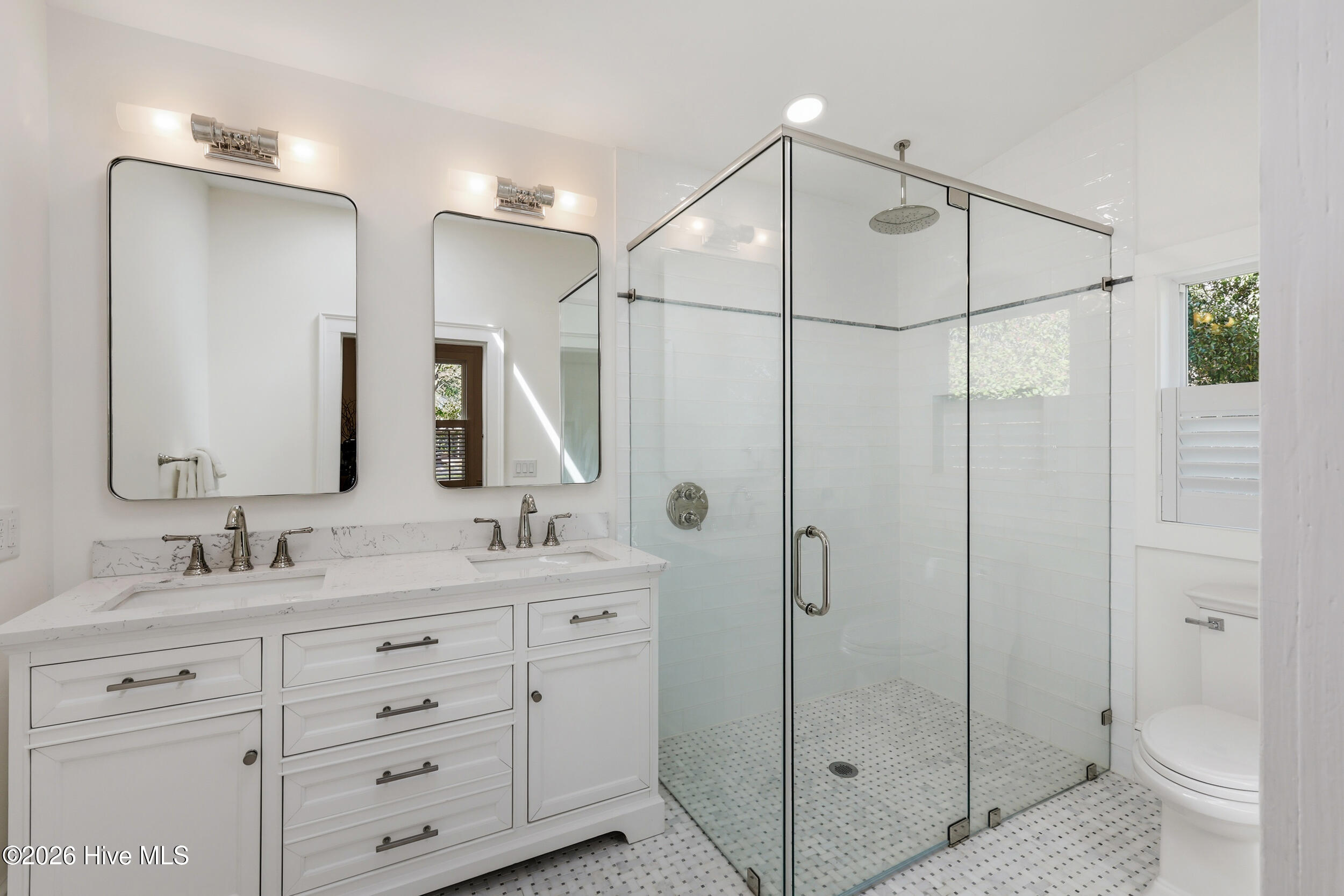 100561300 | Photo 38