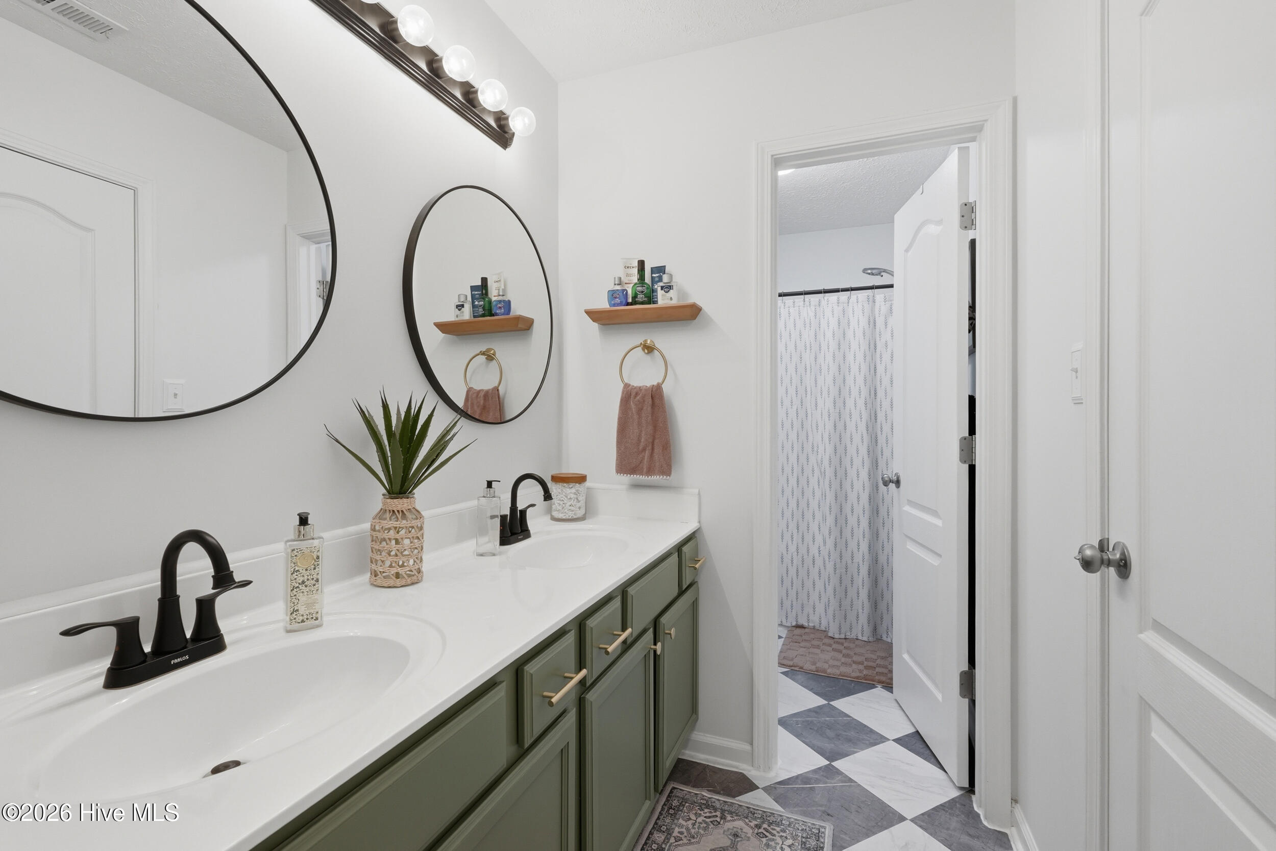 100567725 | Photo 22