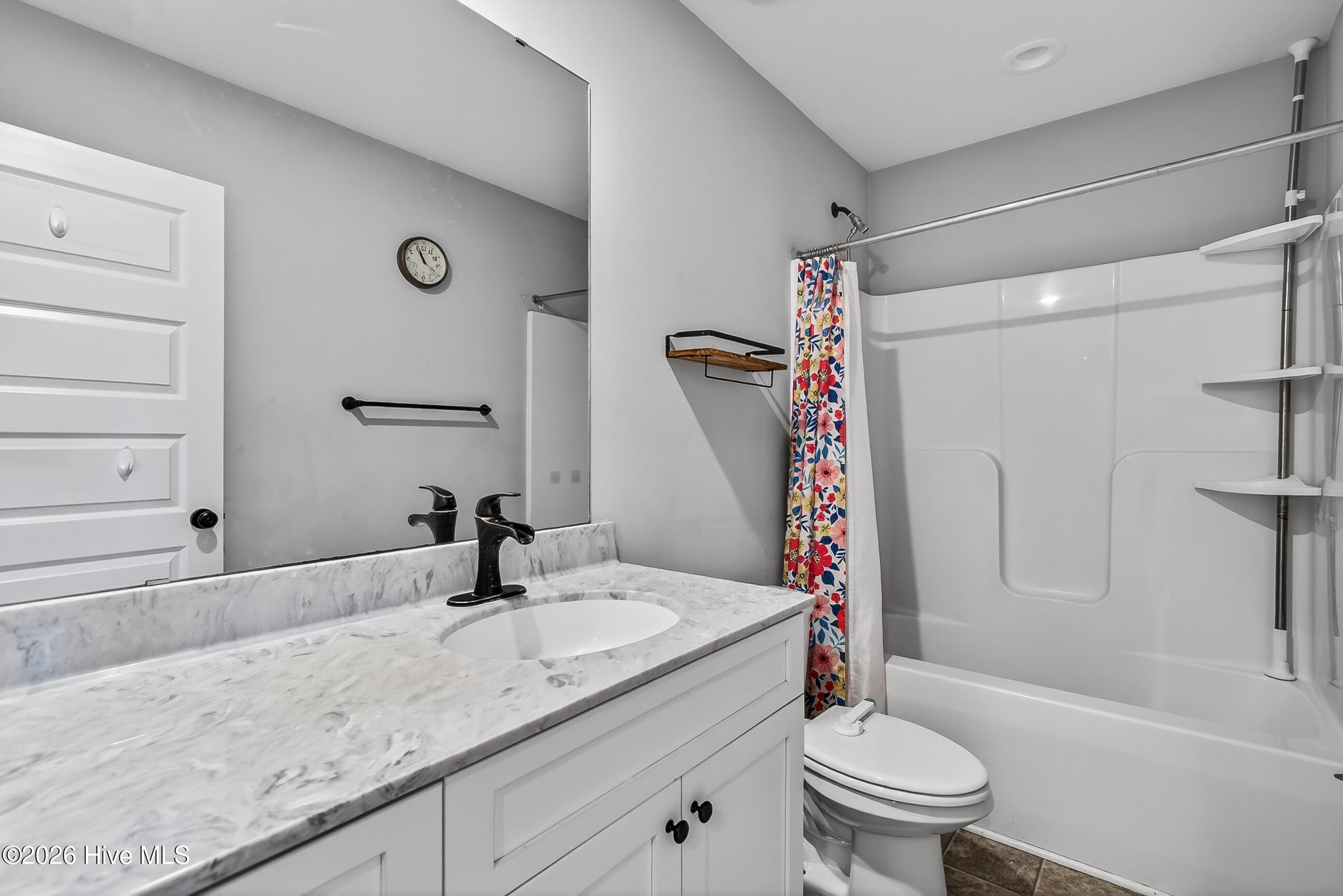 100569243 | Photo 23