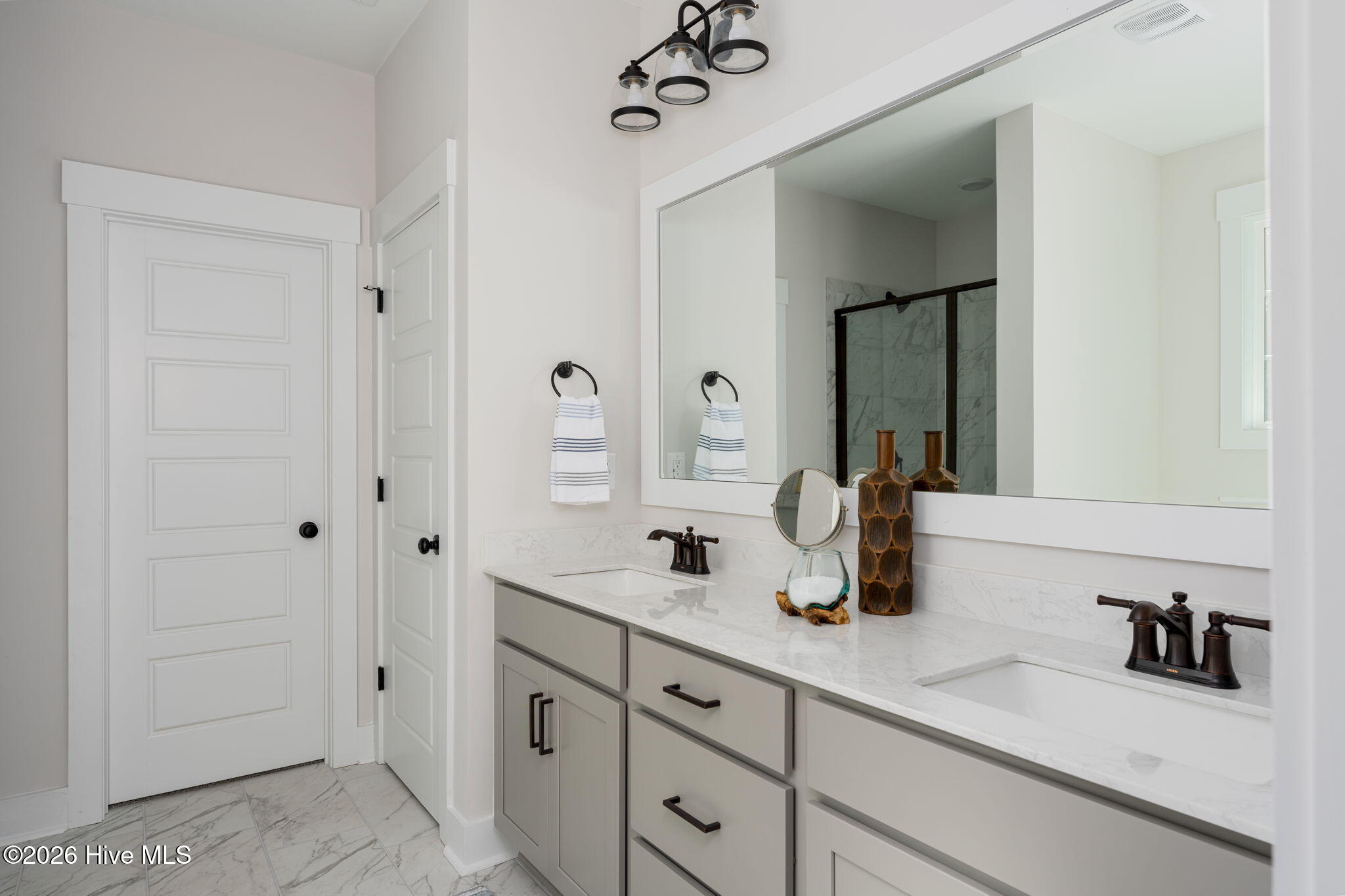 100560723 | Photo 11