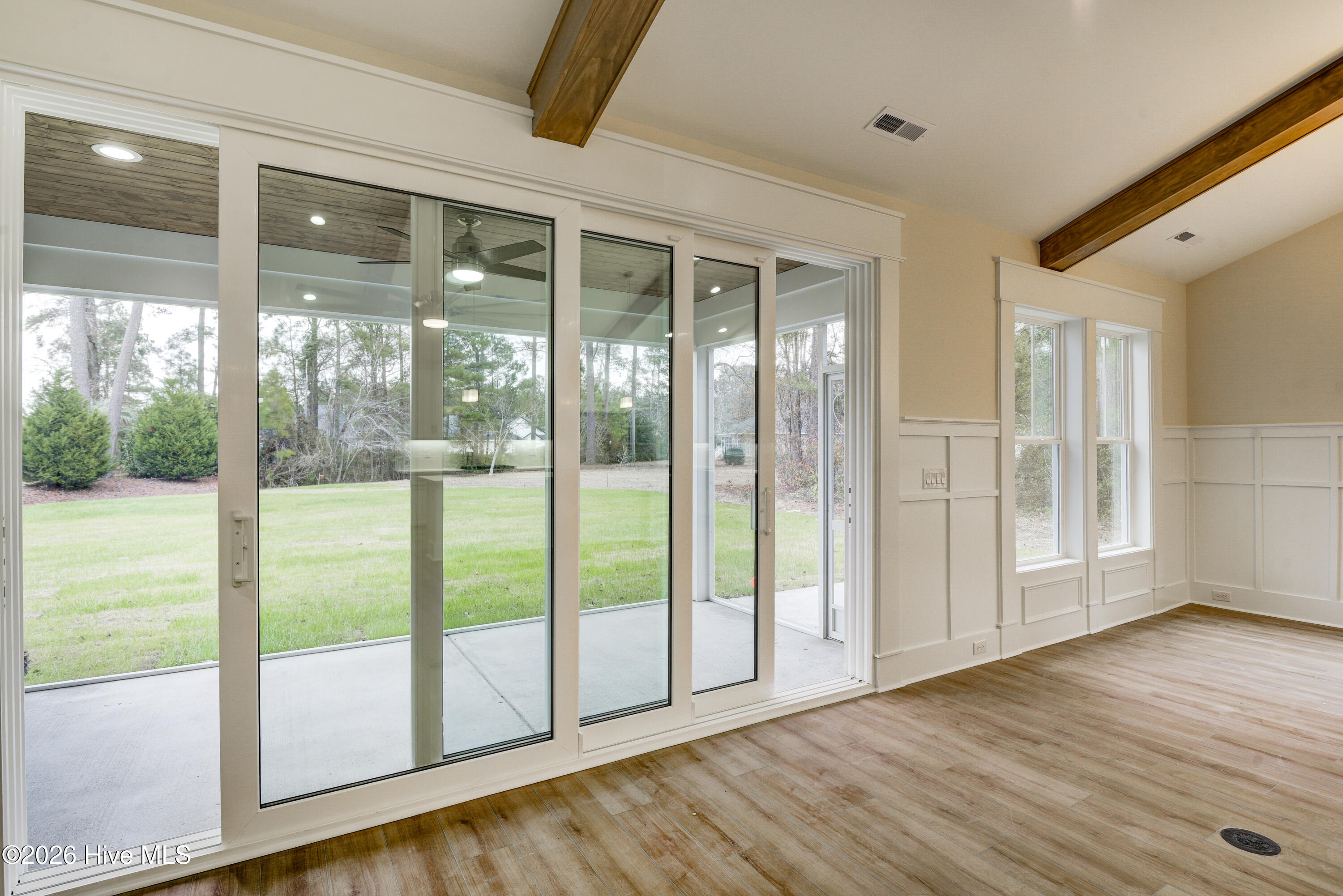 100547113 | Photo 26