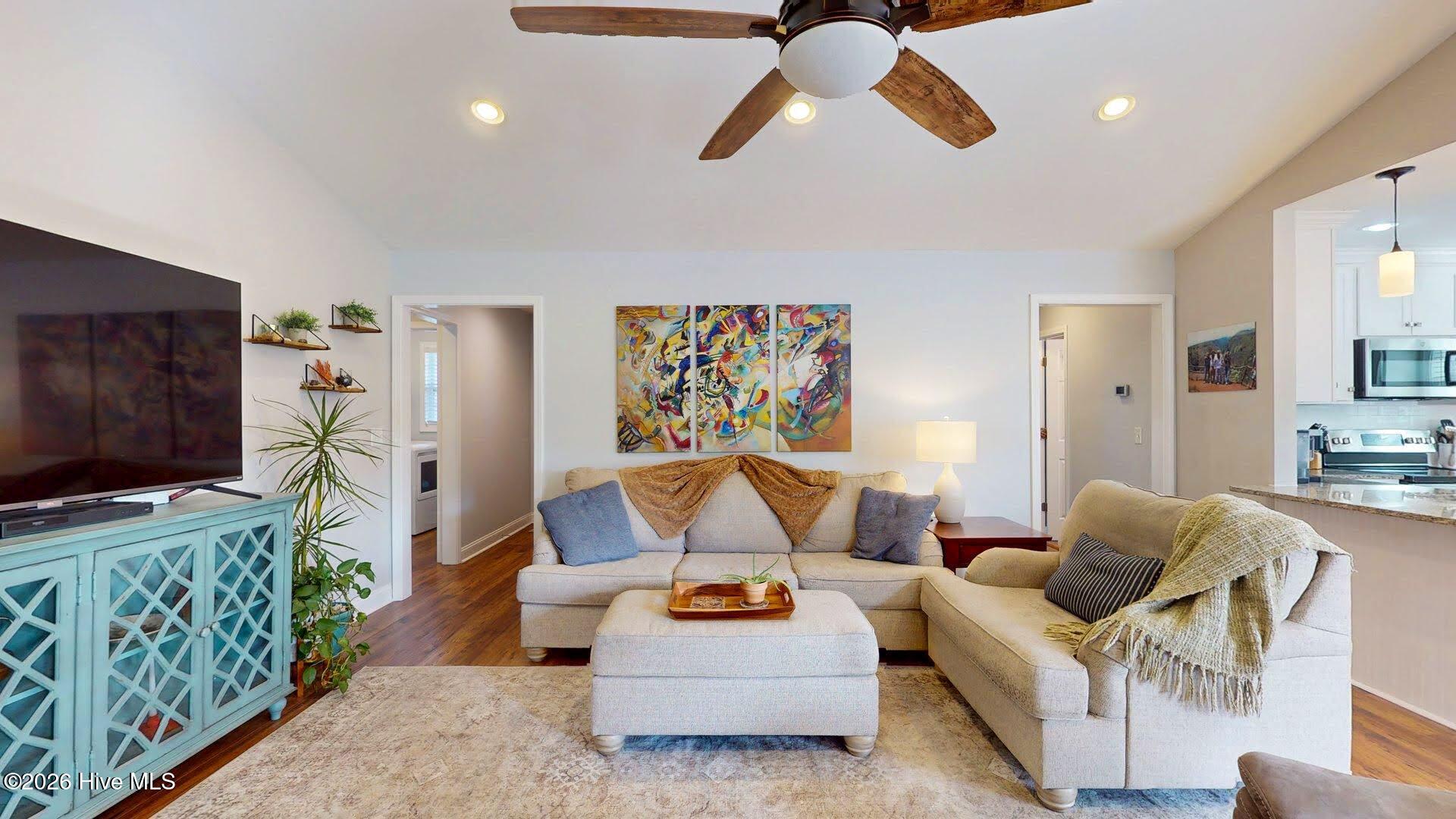 100548342 | Photo 11