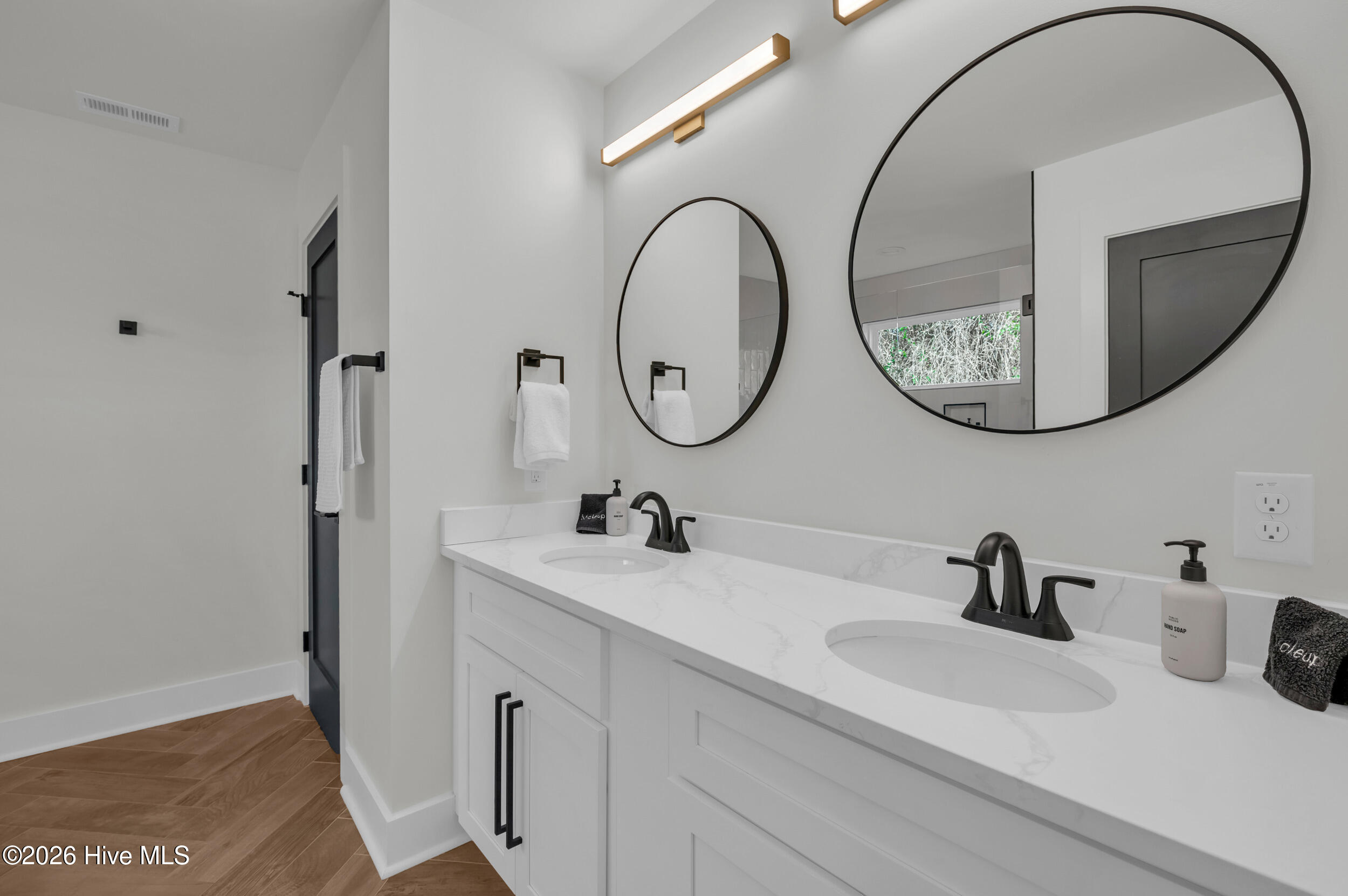 100553113 | Photo 19