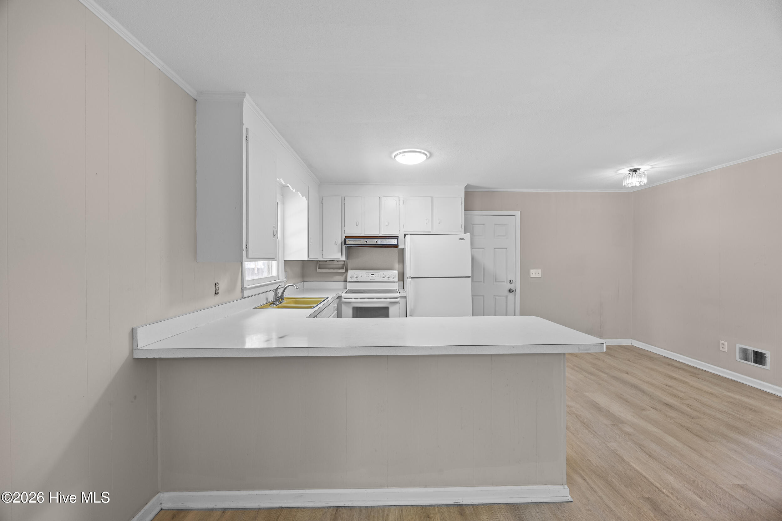 100548079 | Photo 32