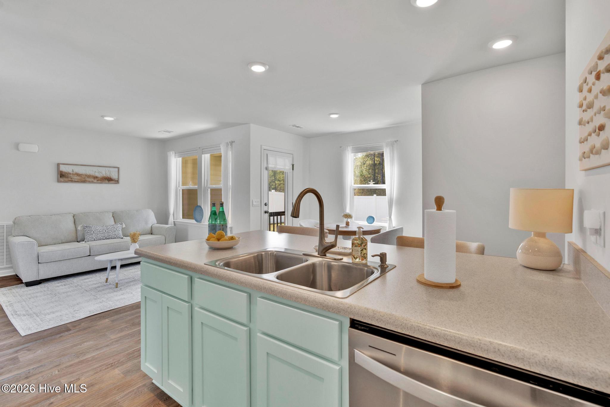 100563987 | Photo 15