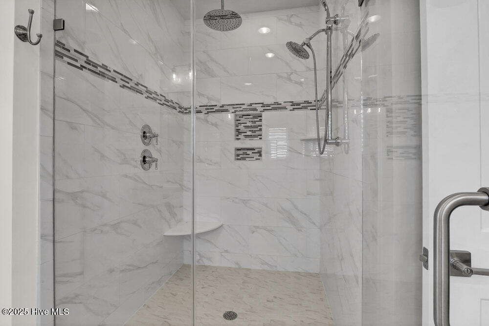 100518047 | Photo 31