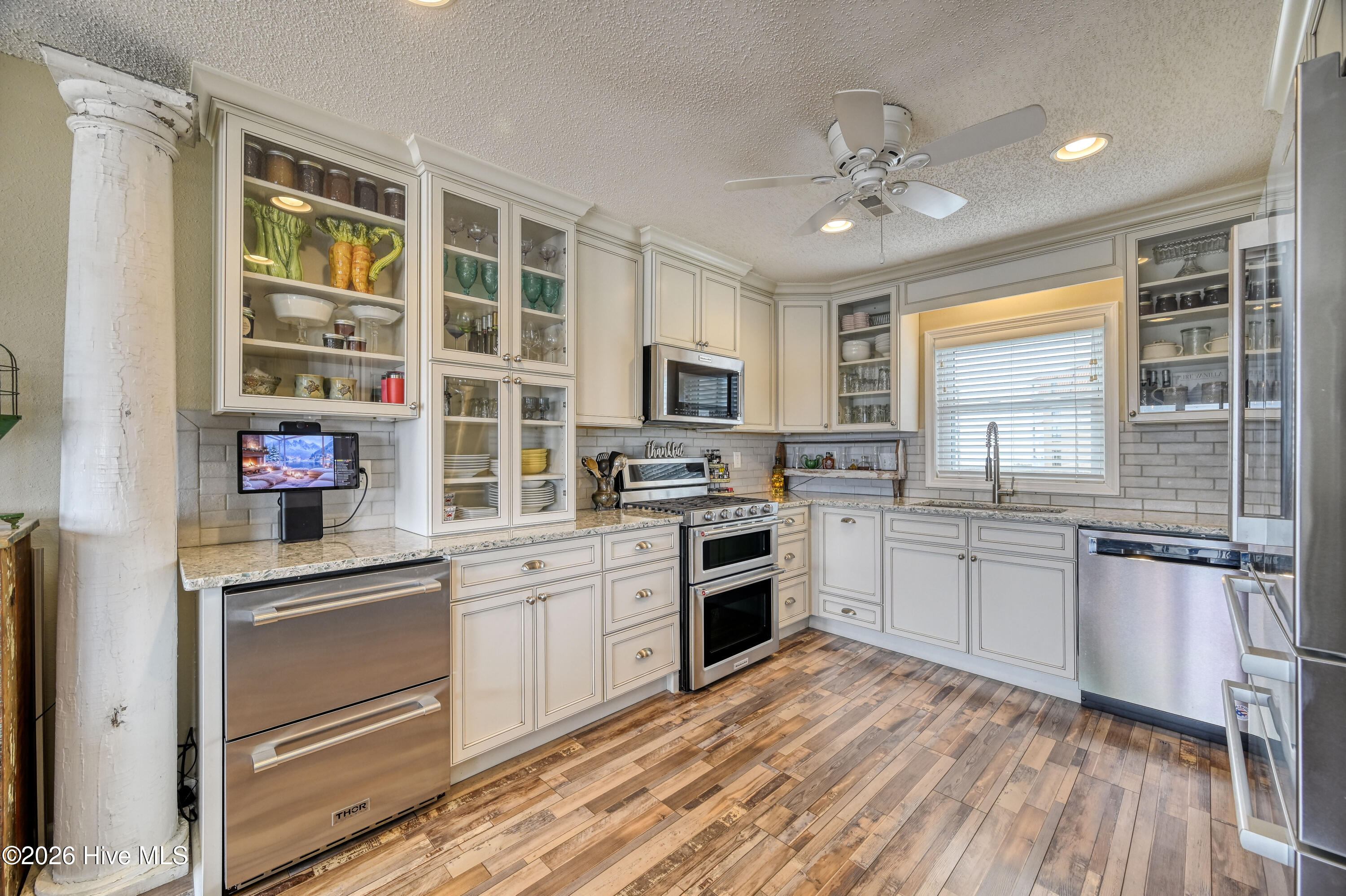 100558069 | Photo 23