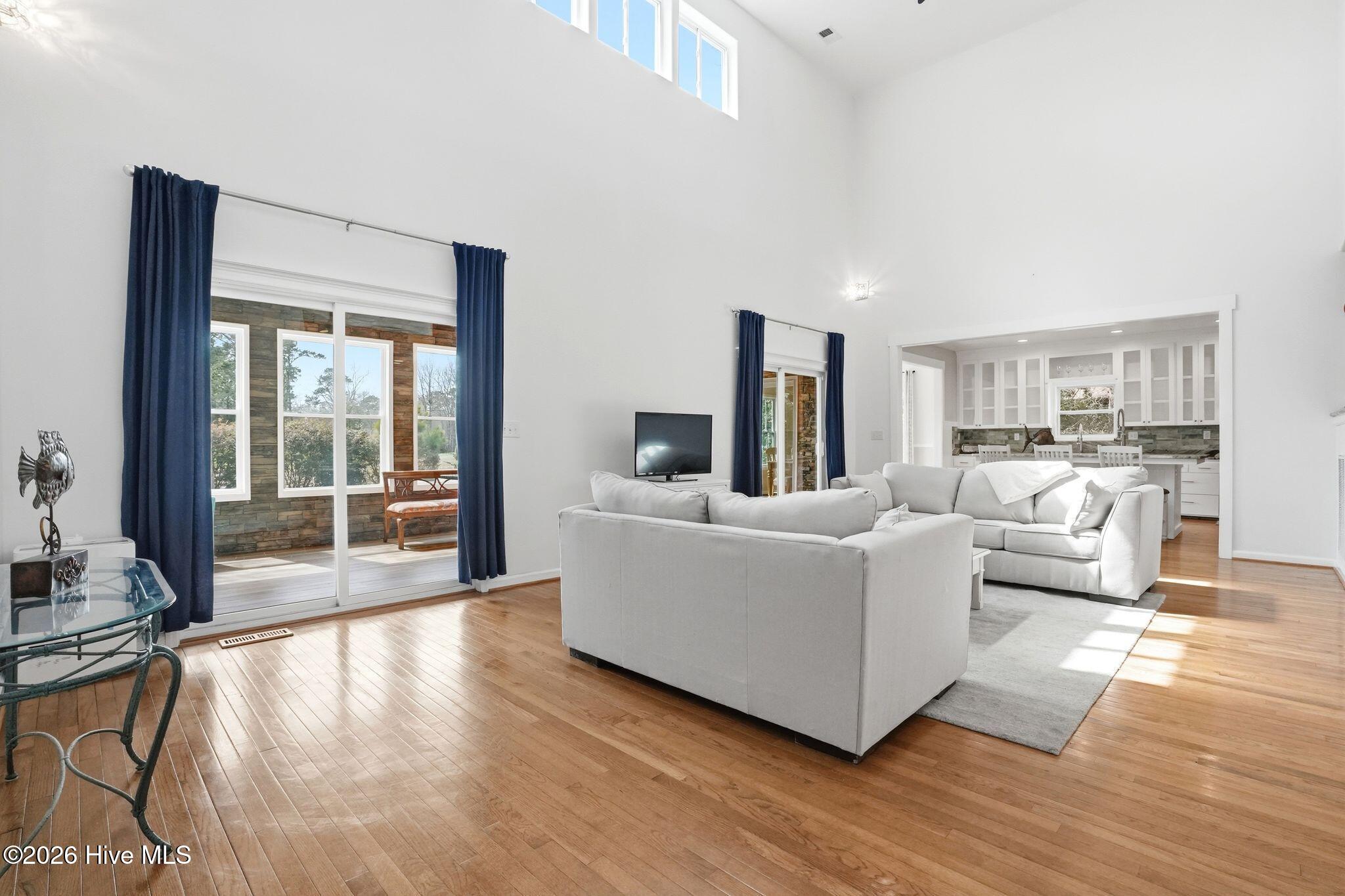 100560935 | Photo 21