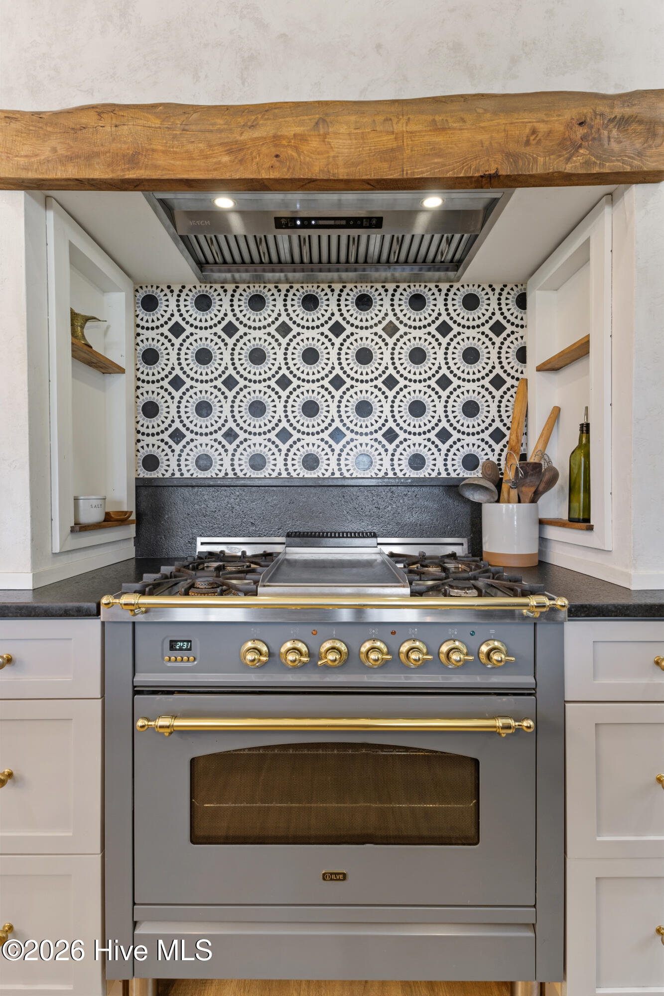 100570688 | Photo 18