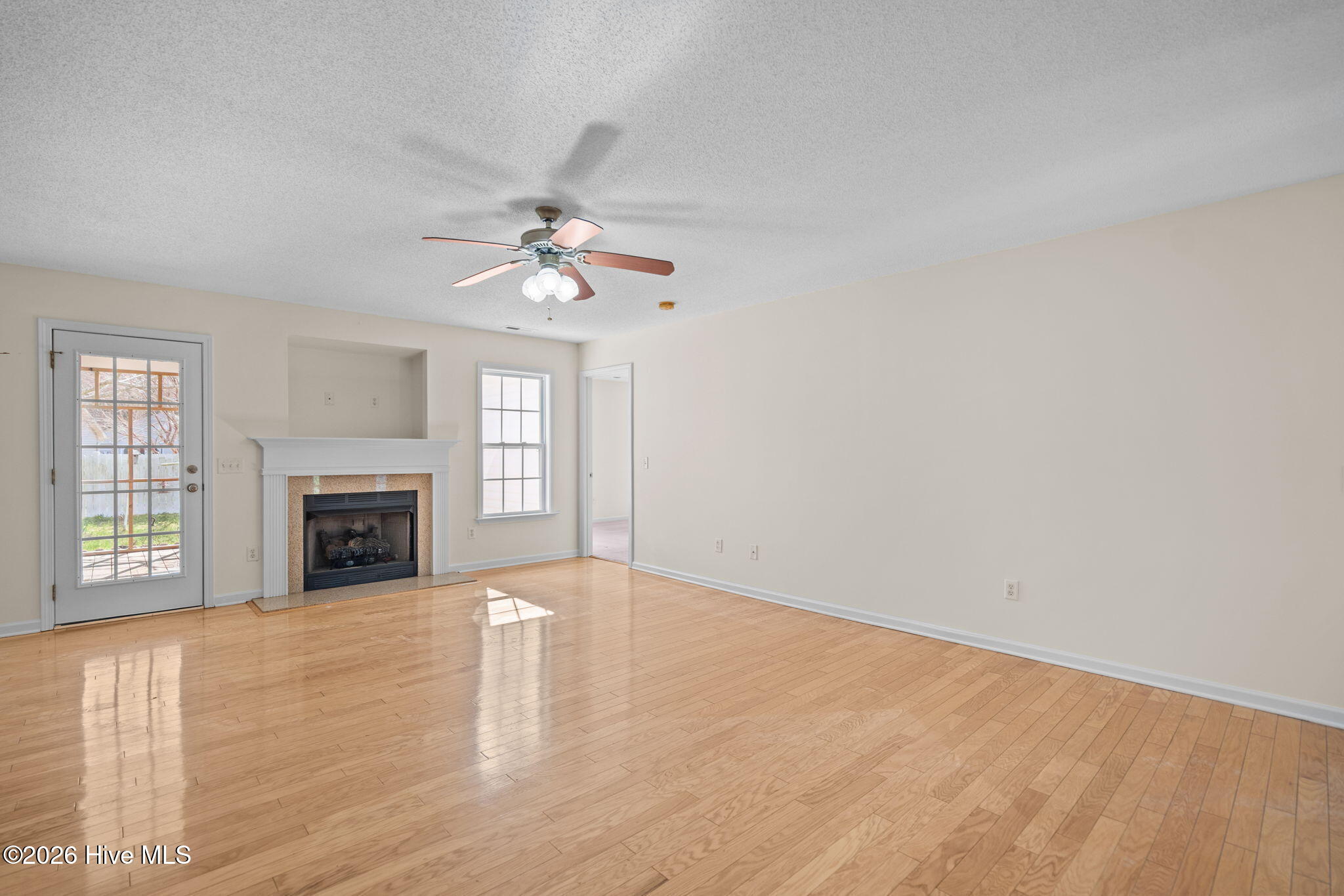 100560946 | Photo 30