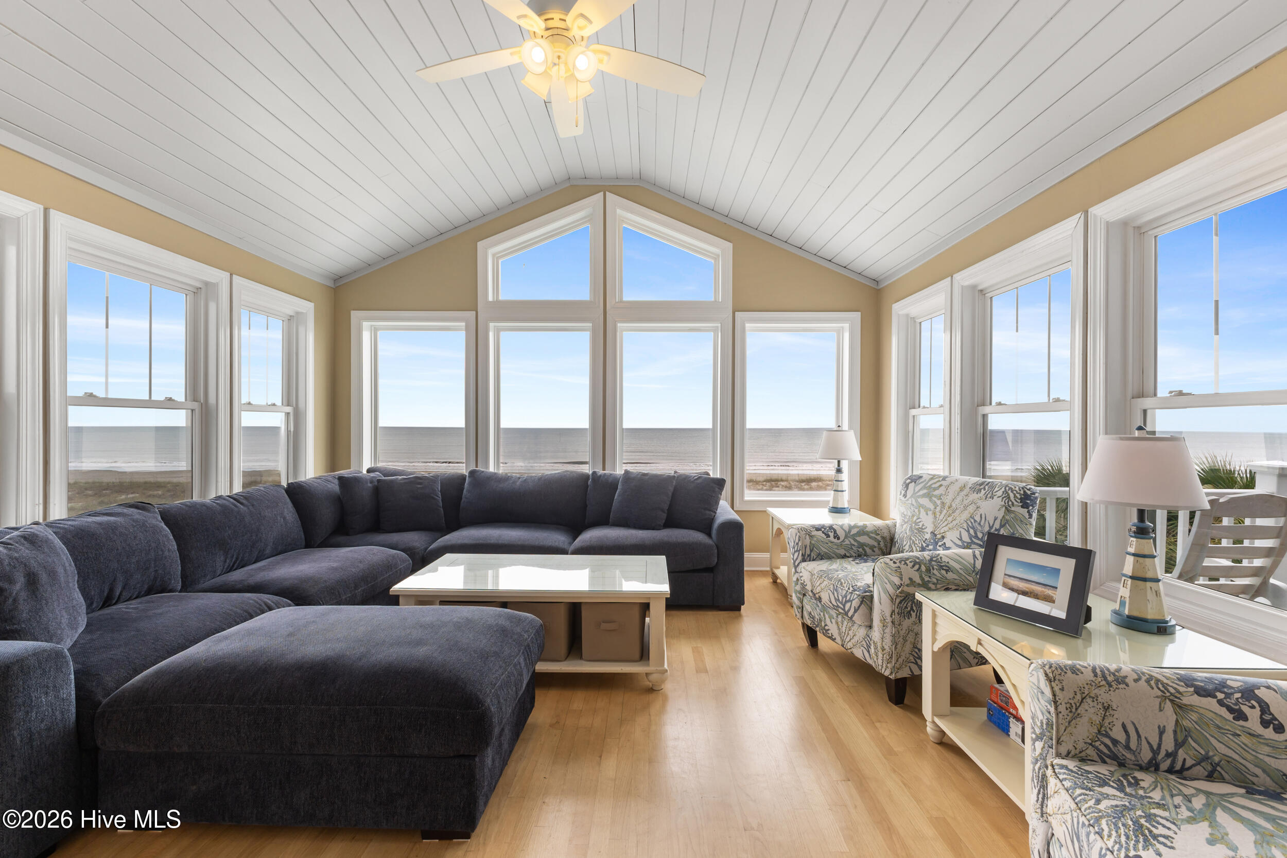 100572209 | Photo 10