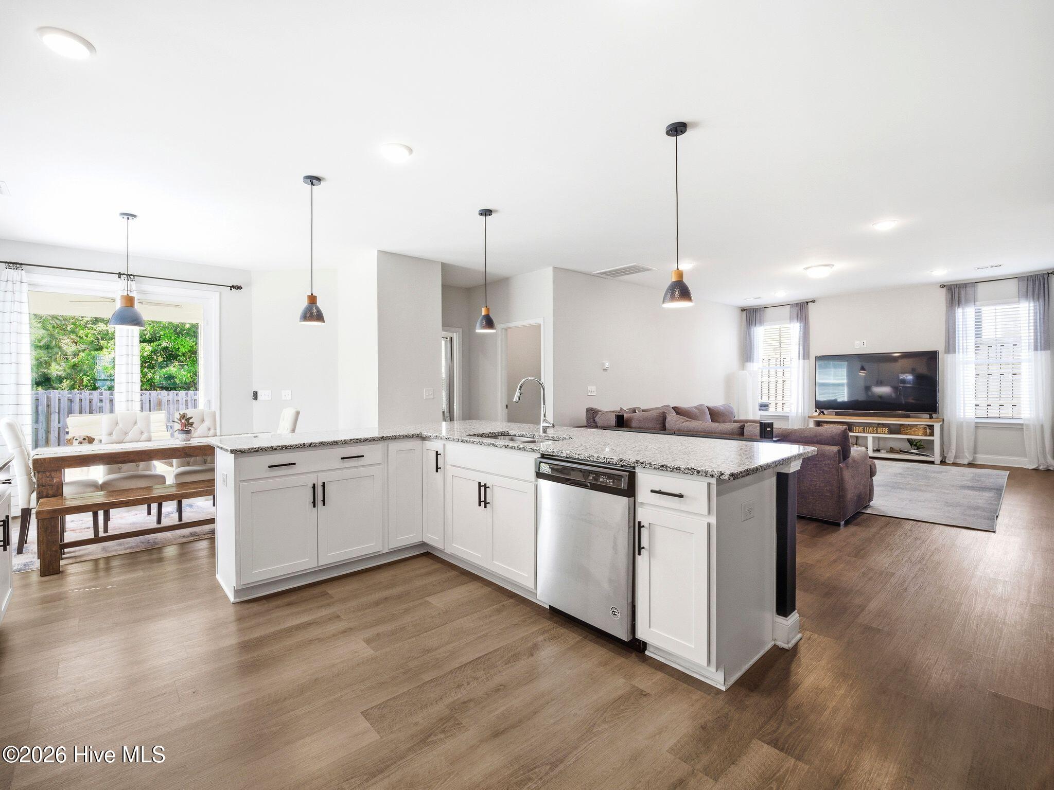 100569792 | Photo 15