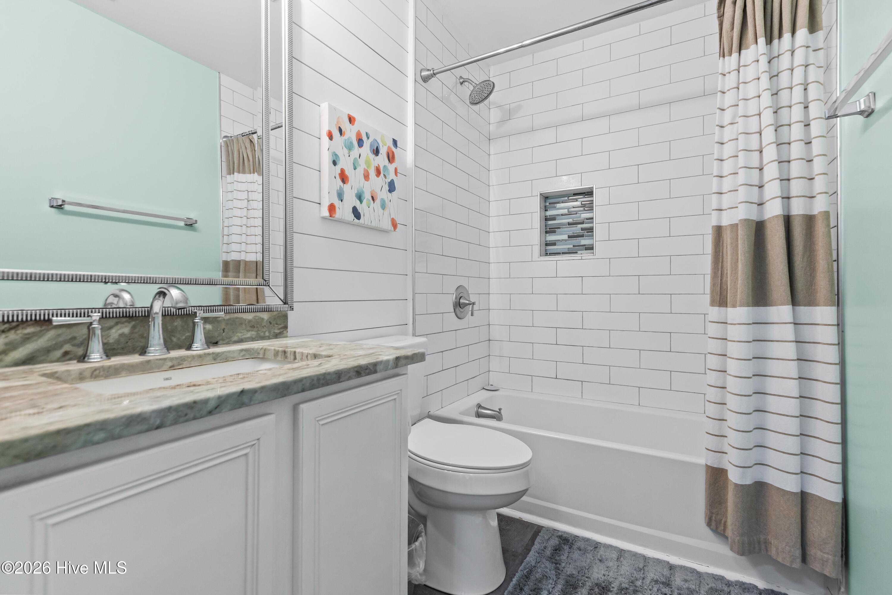 100549880 | Photo 19