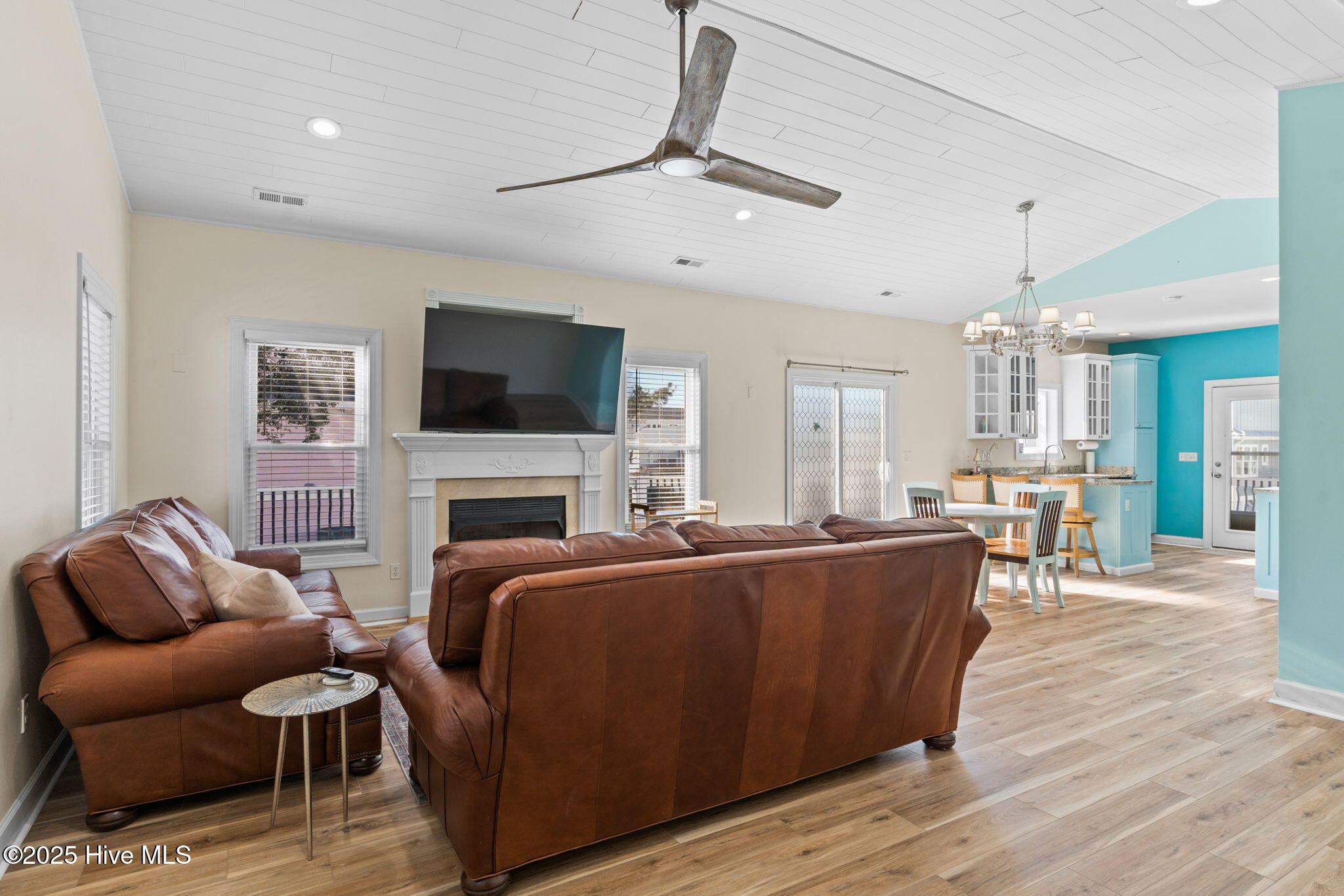 100542158 | Photo 24