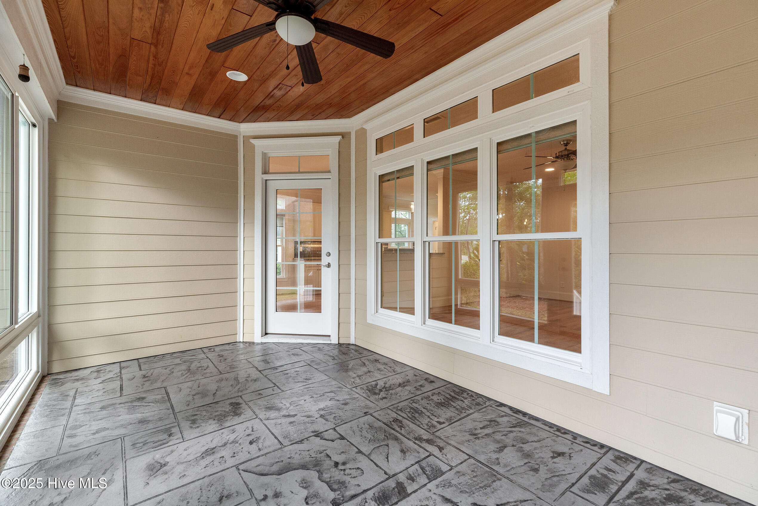 100556749 | Photo 25