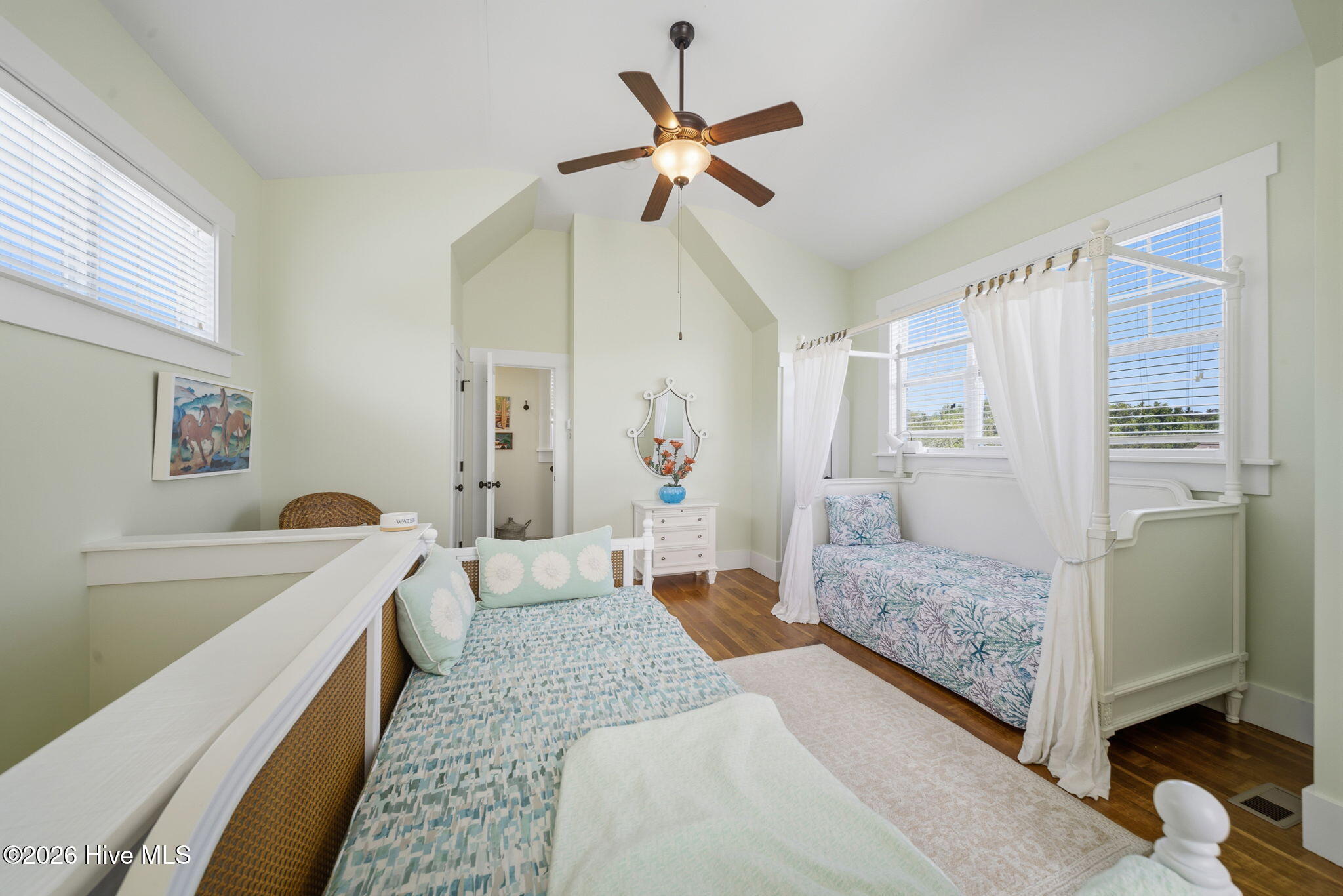 100568047 | Photo 29