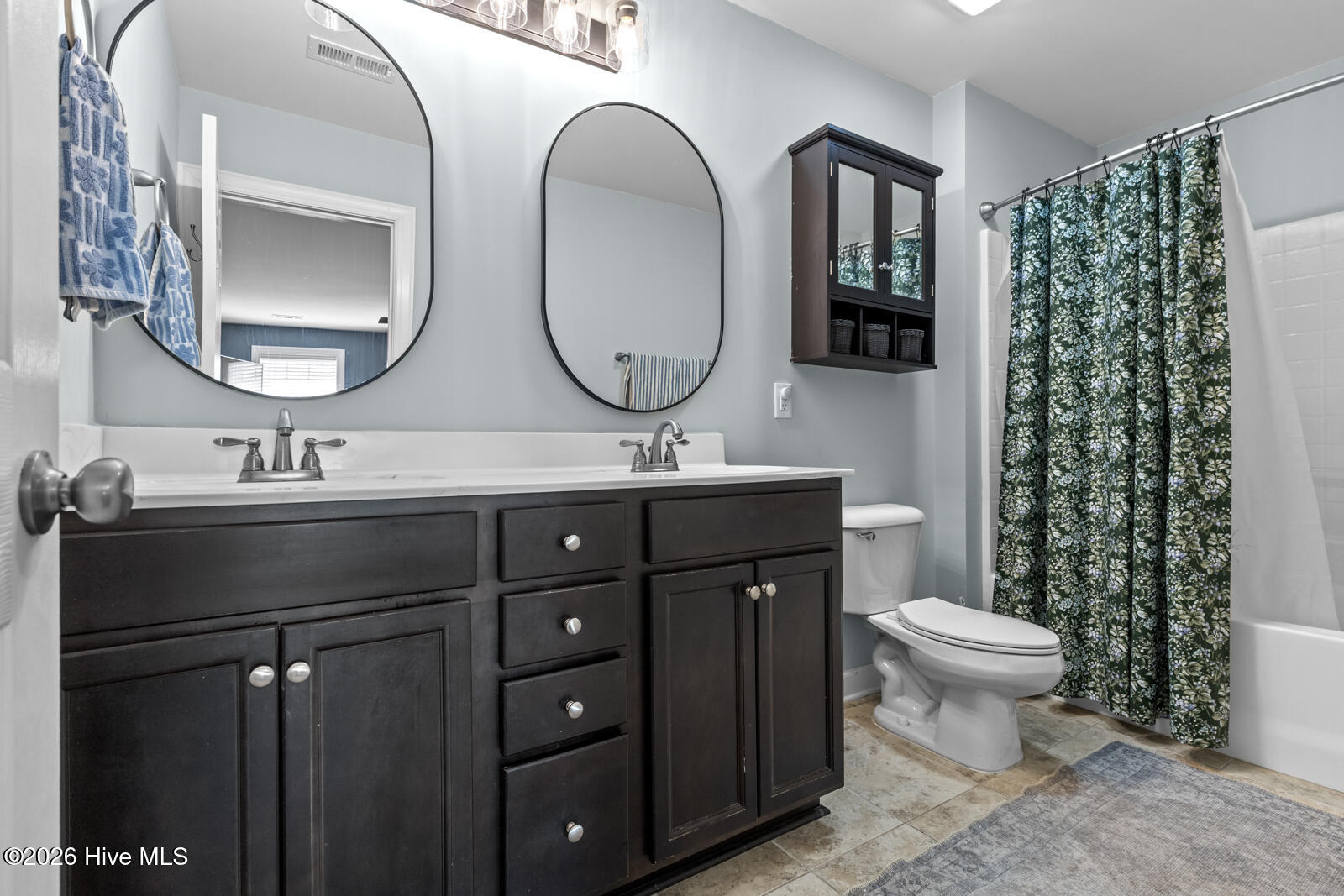 100569280 | Photo 25