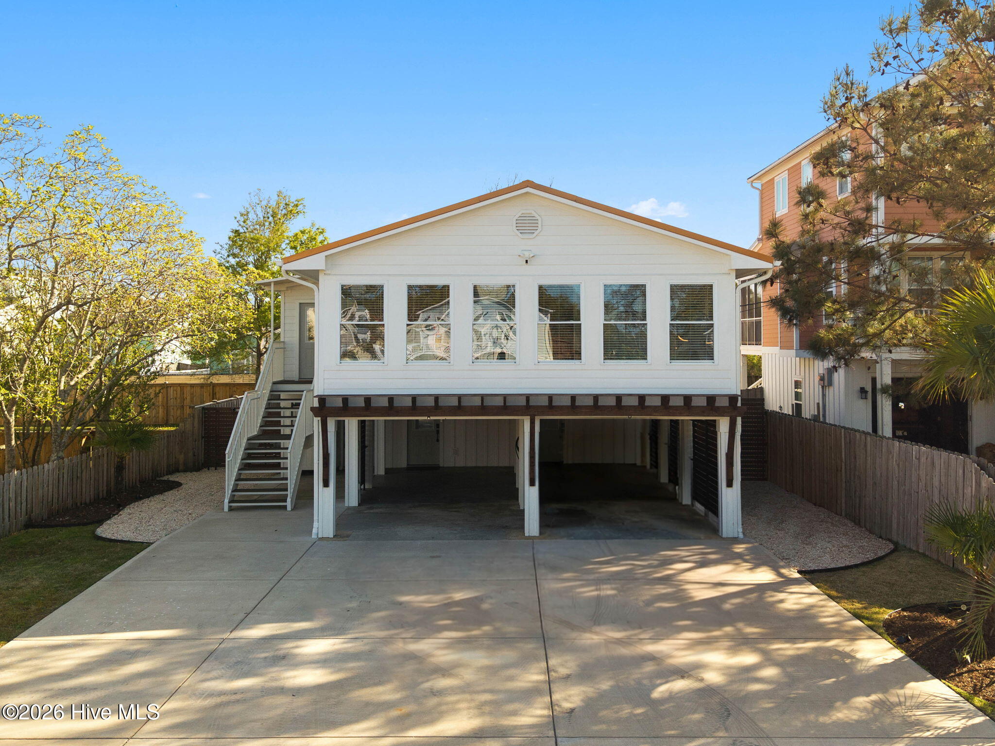 100565975 | Photo 25